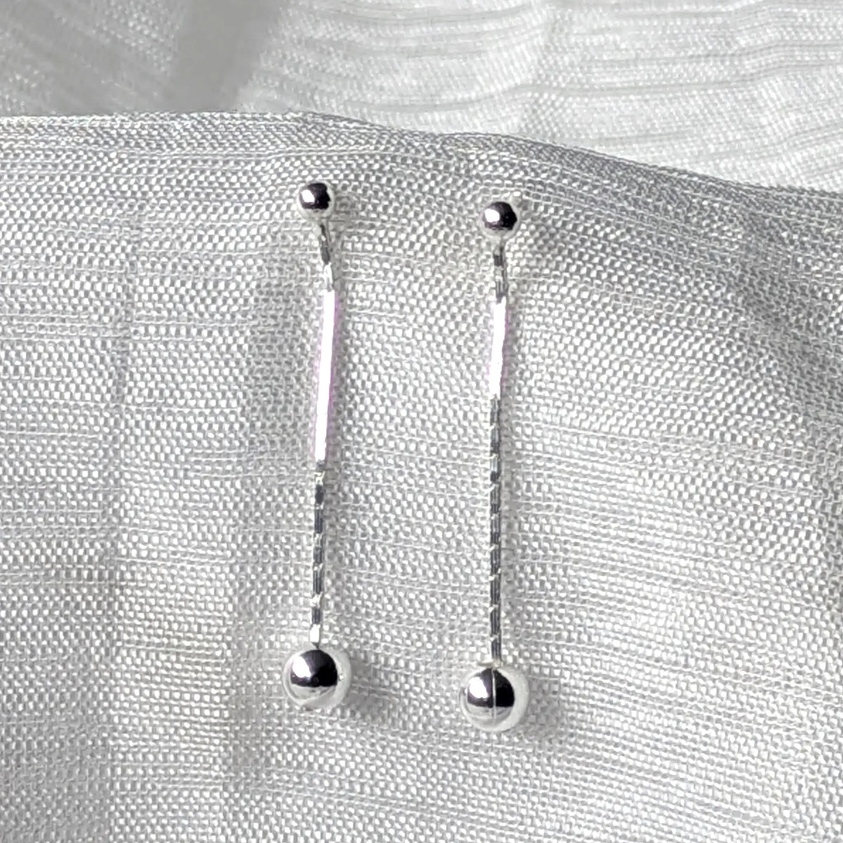 925 Sterling Silber Kettenohrstecker mit polierten Silberkugeln in filigranem minimalistischen Design