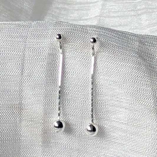 925 Sterling Silber Kettenohrstecker mit polierten Silberkugeln in filigranem minimalistischen Design