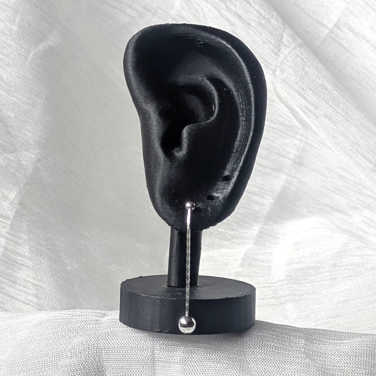 925 Silber Kettenohrstecker mit Kugeln präsentiert auf schwarzem Ohrschmuck-Display