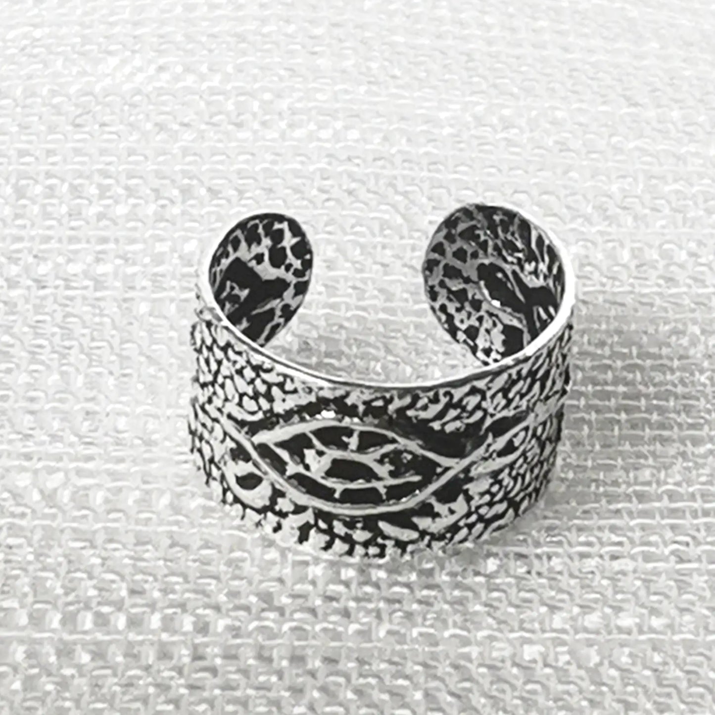 Breiter Ear Cuff aus 925 Silber mit detaillierter Vintage-Struktur in Nahaufnahme