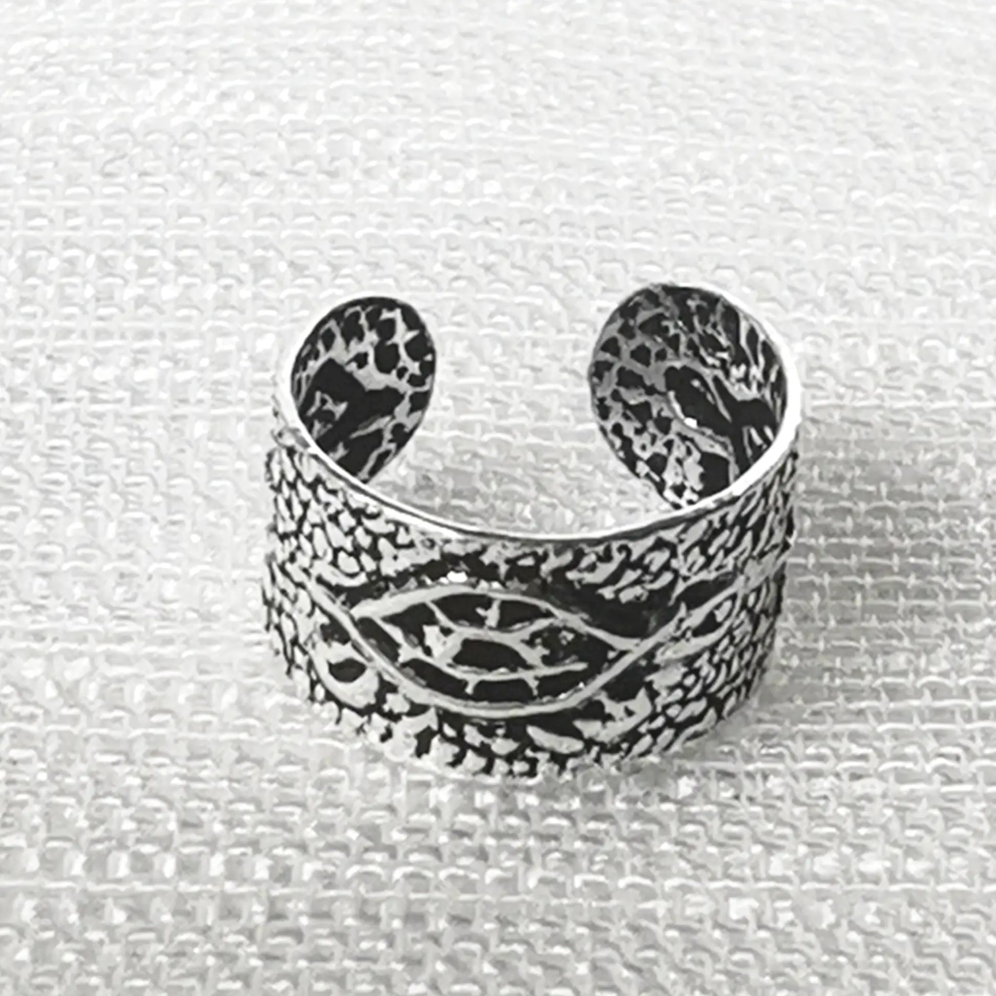 Breiter Ear Cuff aus 925 Silber mit detaillierter Vintage-Struktur in Nahaufnahme