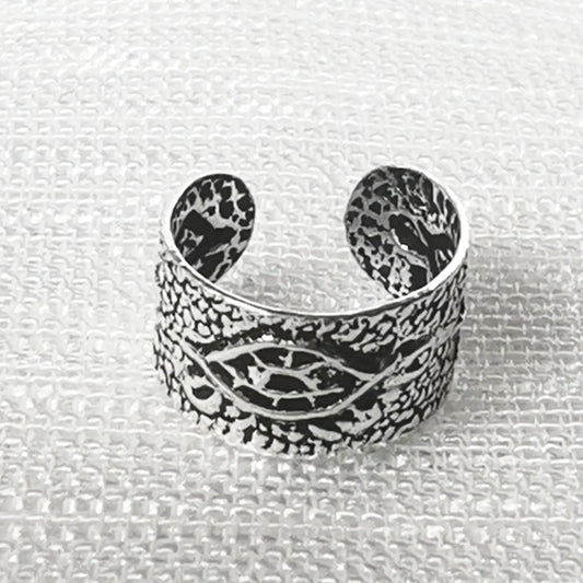 Breiter Ear Cuff aus 925 Silber mit detaillierter Vintage-Struktur in Nahaufnahme