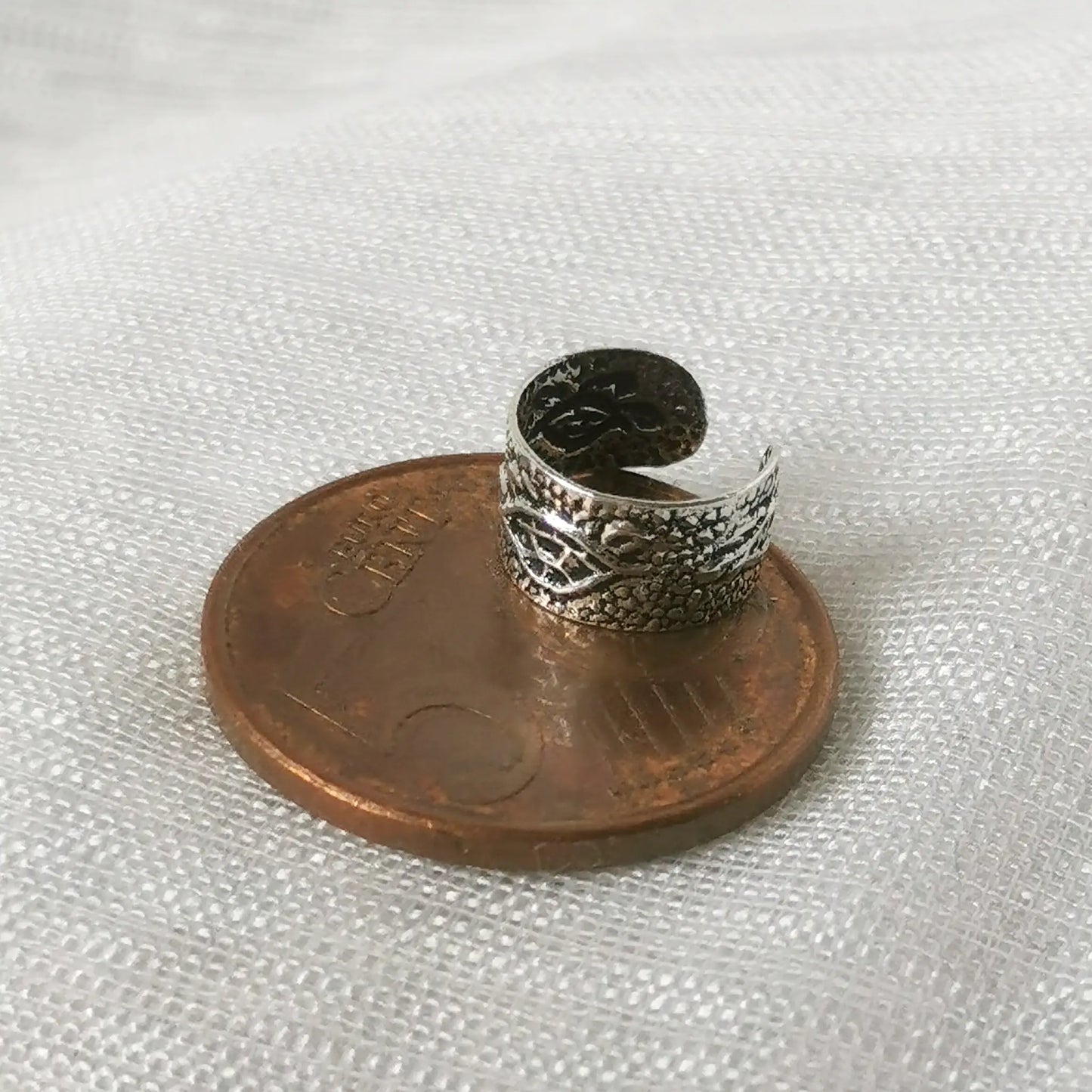 Größenvergleich der breiten 925 Silber-Ohrklemme platziert auf einer 5-Cent-Münze