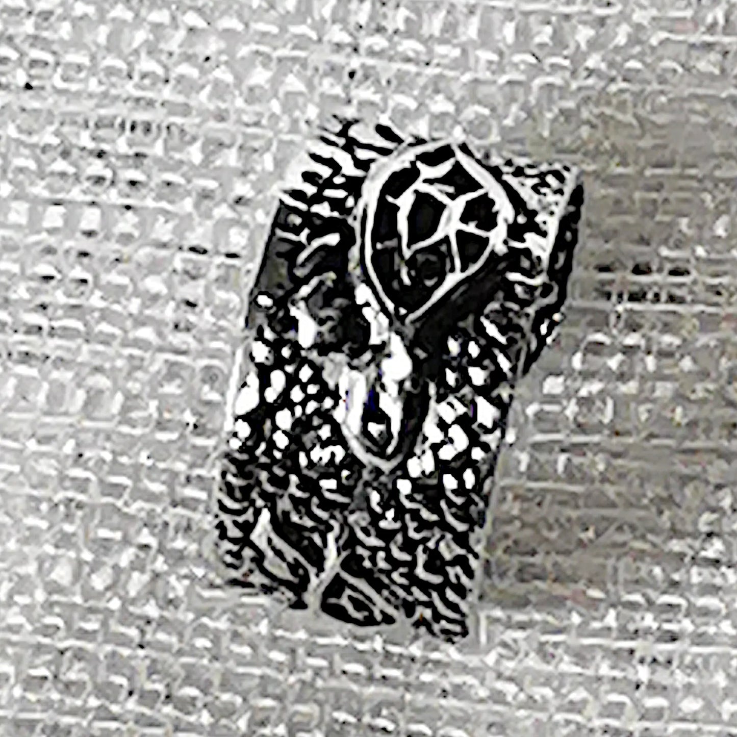 Detailreiche Vorderansicht der strukturierten Ohrklemme aus oxidiertem Sterling Silber