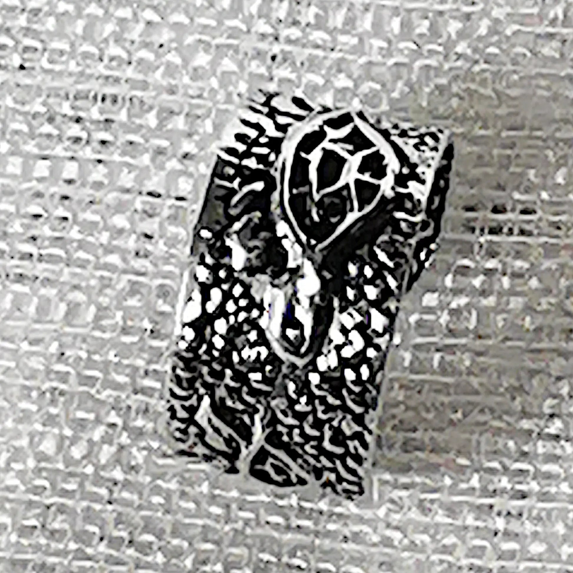 Detailreiche Vorderansicht der strukturierten Ohrklemme aus oxidiertem Sterling Silber