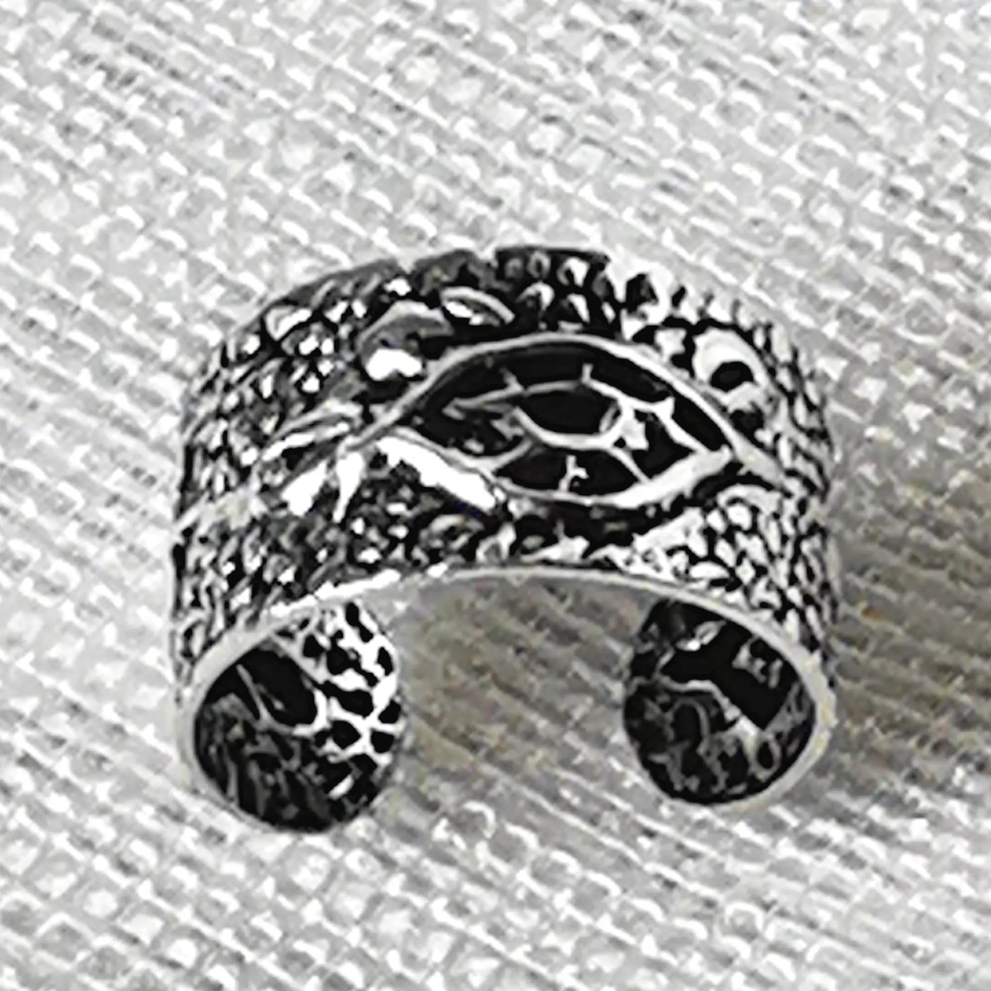 Seitenansicht des verstellbaren Boho Silber-Ear-Cuffs mit geschwärzten Akzenten