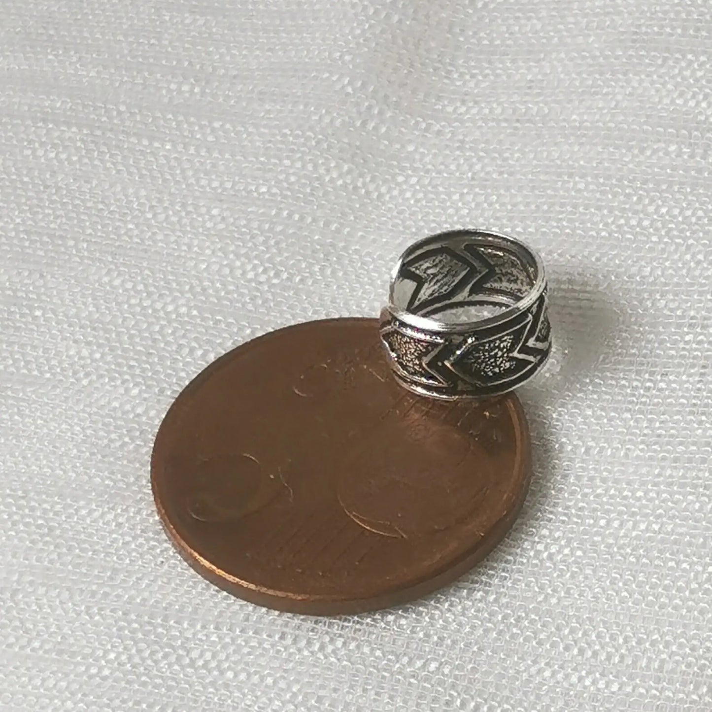 Größenvergleich der 925er Silber Ohrklemme auf 5-Cent-Stück.