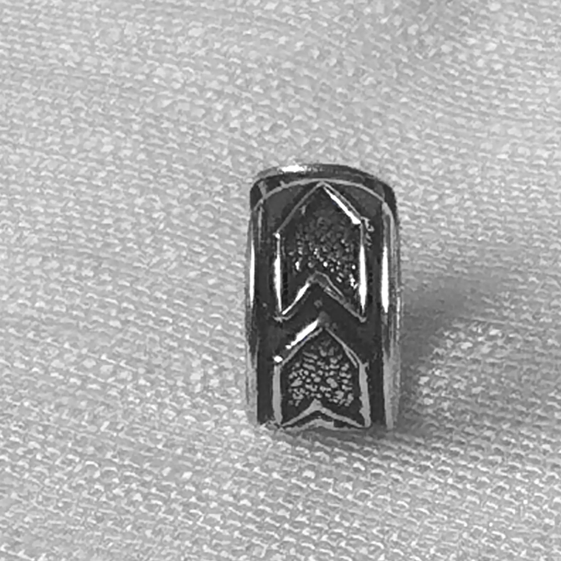 Rückseite der verstellbaren Earcuff-Ohrklemme aus 925er Silber.