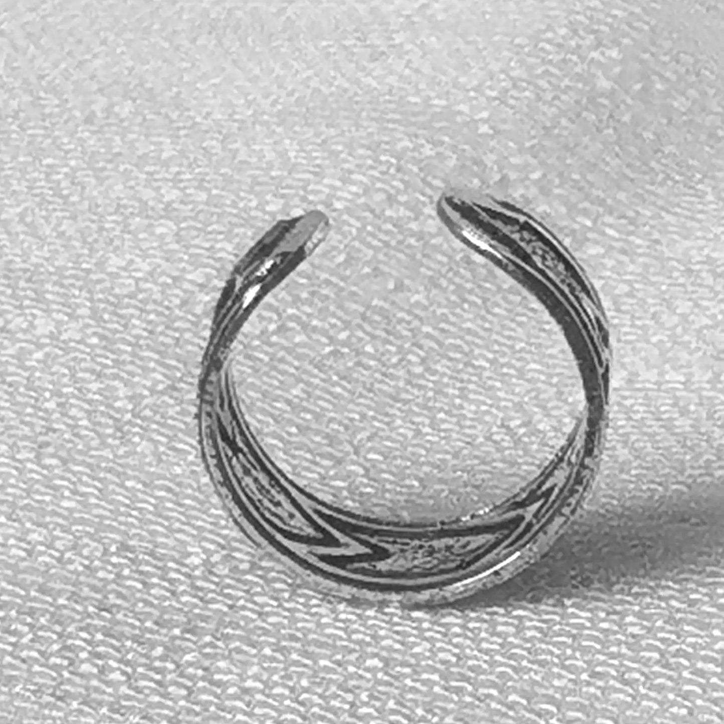 Seitliche Ansicht der silbernen Ohrklemme für den Knorpel (Helix).