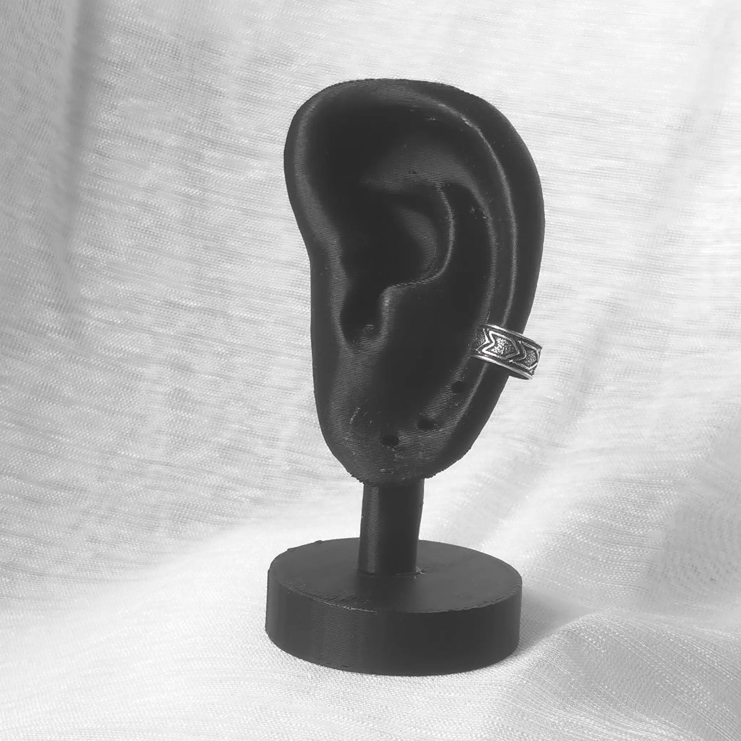 Silberner Earcuff am Ohr-Modell - Tragebeispiel ohne Piercing.