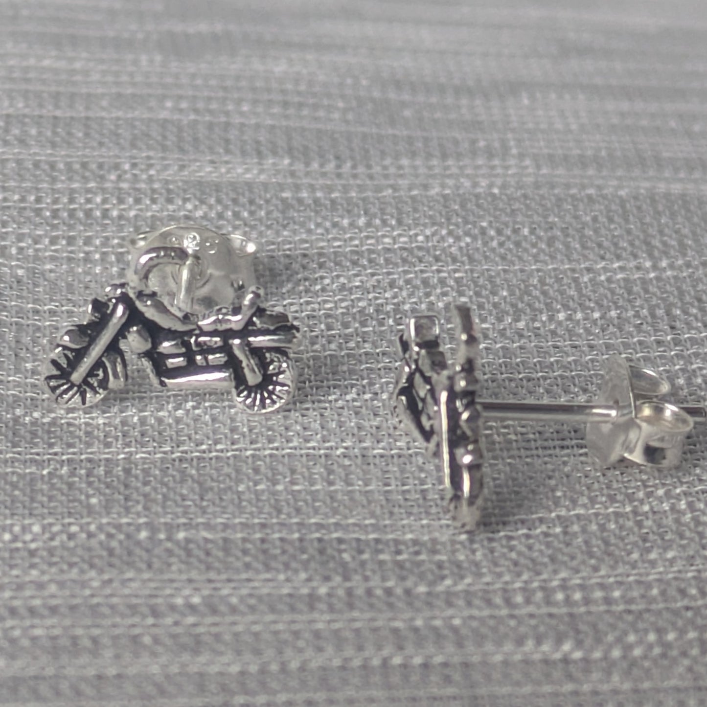 Motorrad-Ohrstecker aus Silber in seitlicher Perspektive – betont die dreidimensionale Form und das filigrane Design.