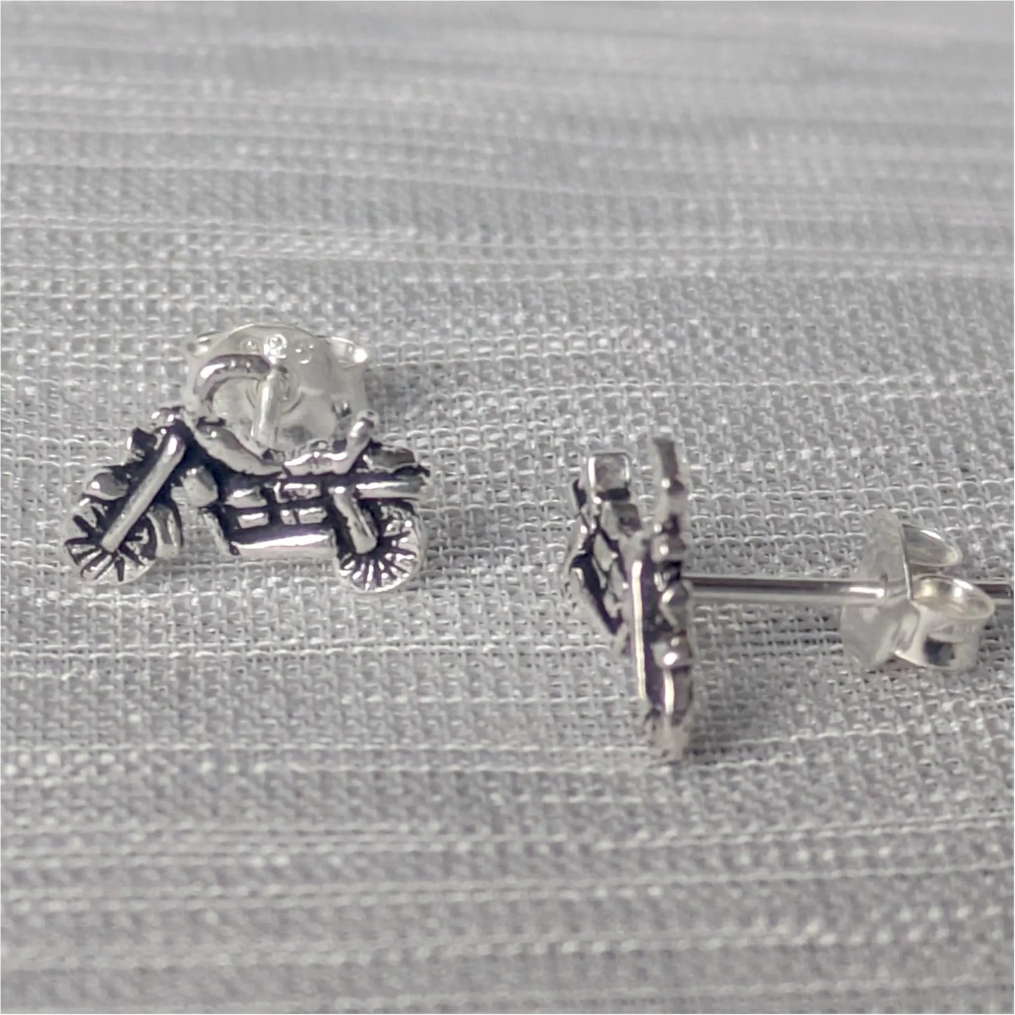 Motorrad-Ohrstecker aus Silber in seitlicher Perspektive – betont die dreidimensionale Form und das filigrane Design.