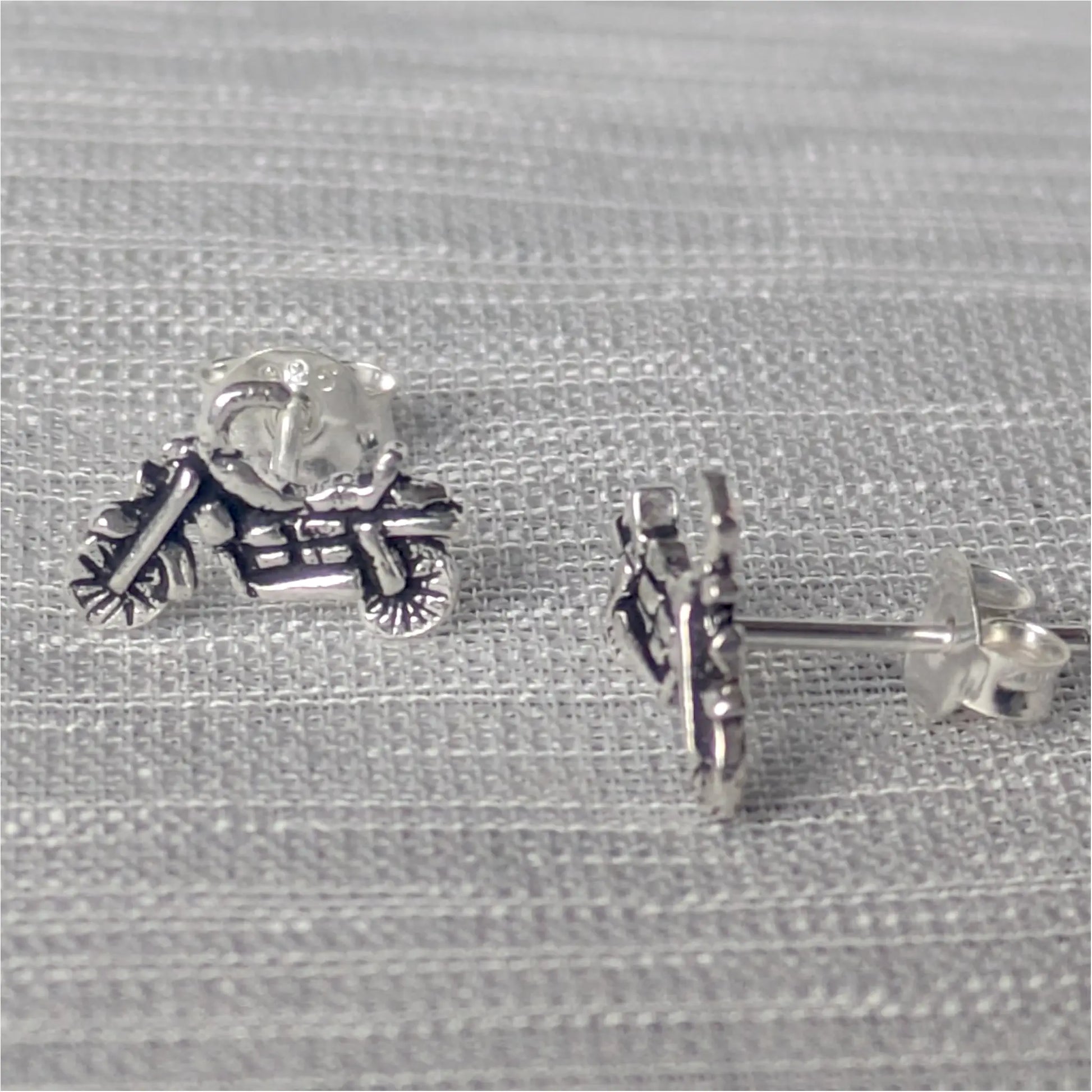 Motorrad-Ohrstecker aus Silber in seitlicher Perspektive – betont die dreidimensionale Form und das filigrane Design.