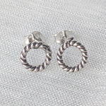 Lade das Bild in den Galerie-Viewer, Silberne Ohrstecker mit gedrehtem Rope-Design auf weißem Stoffhintergrund
