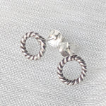 Lade das Bild in den Galerie-Viewer, Silberne Ohrstecker mit Twist-Optik, stilvoll arrangiert für Produktpräsentation
