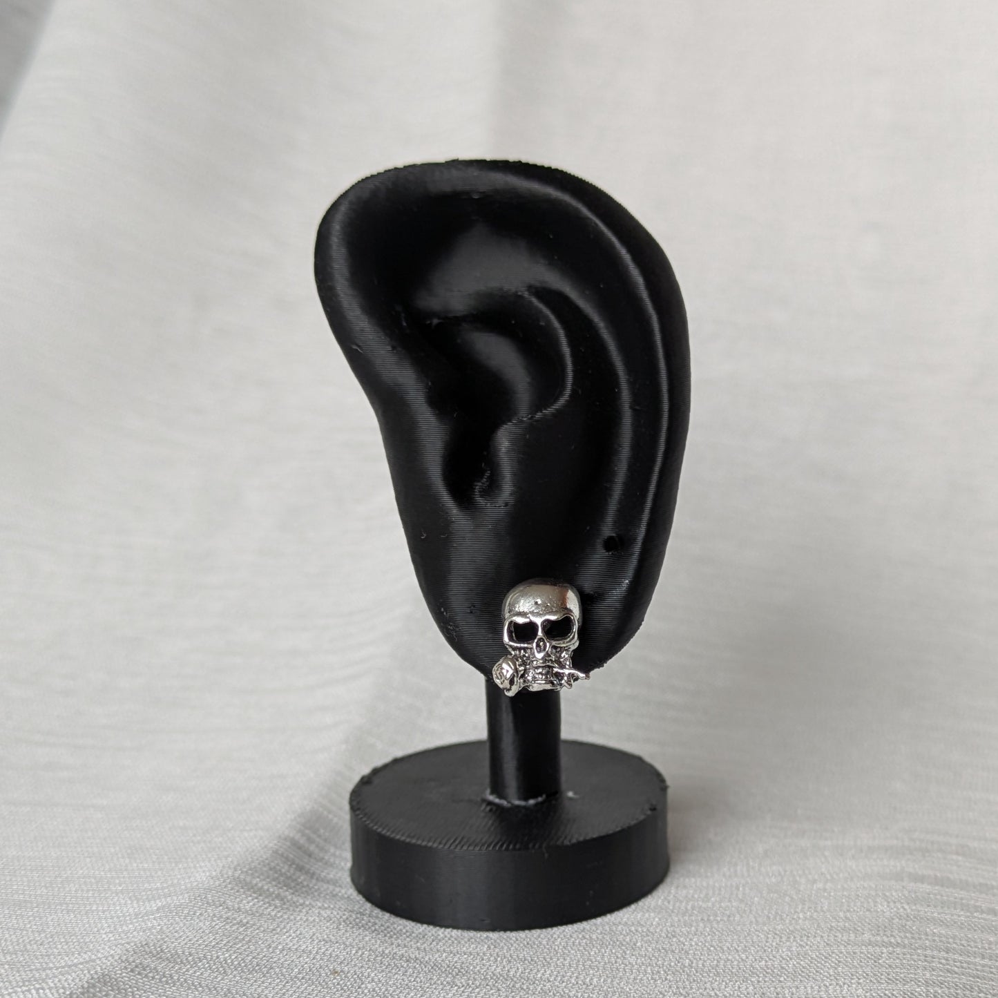 Gothic Punk Biker Ohrringe in 925 Silber mit Schädel und Rose. auf Display.