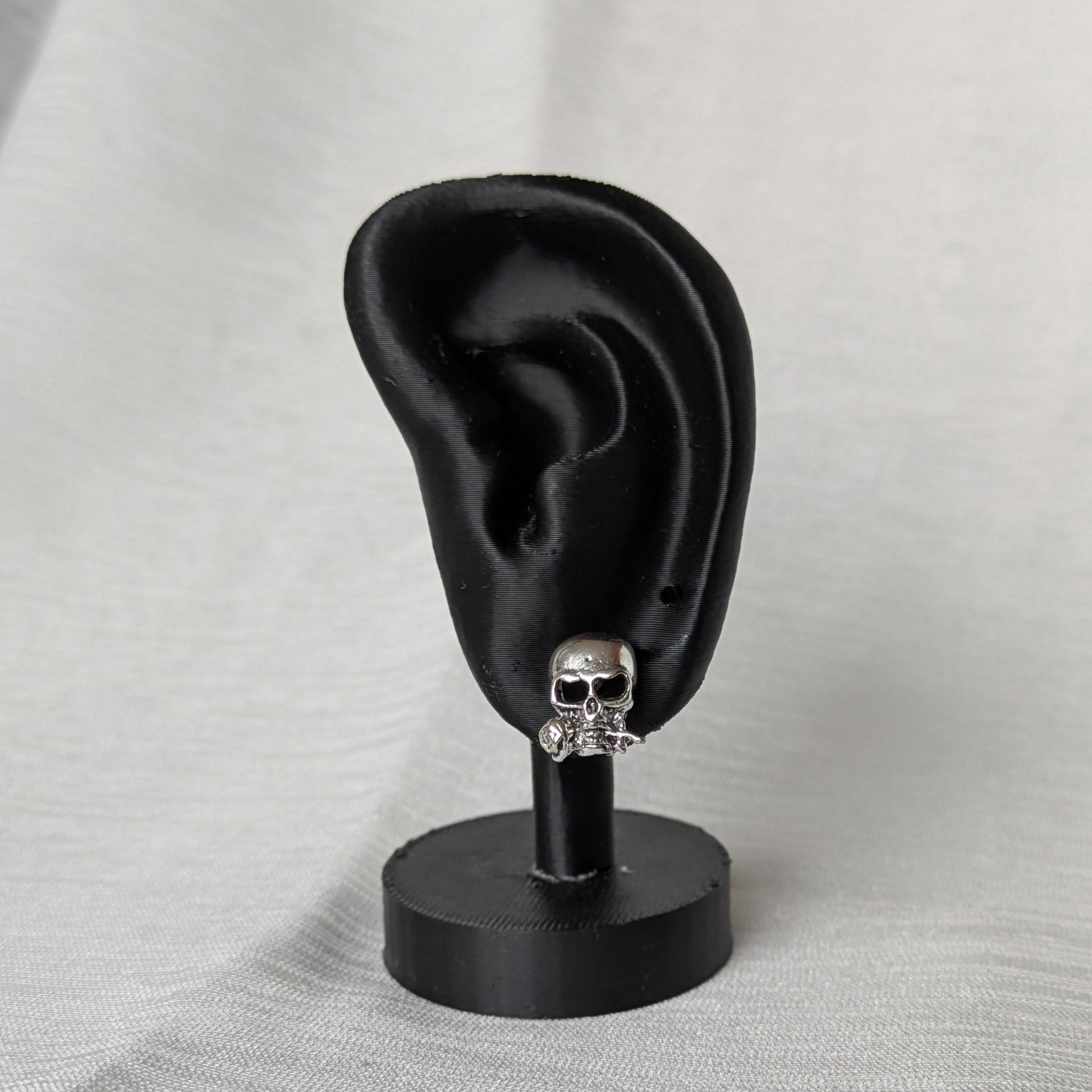 Gothic Punk Biker Ohrringe in 925 Silber mit Schädel und Rose. auf Display.