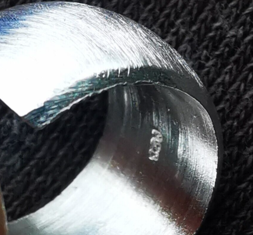 Gebürstete Silber‑Creolen mit Stecker und Butterflyverschluss in Nahaufnahme und 925-Stempel.