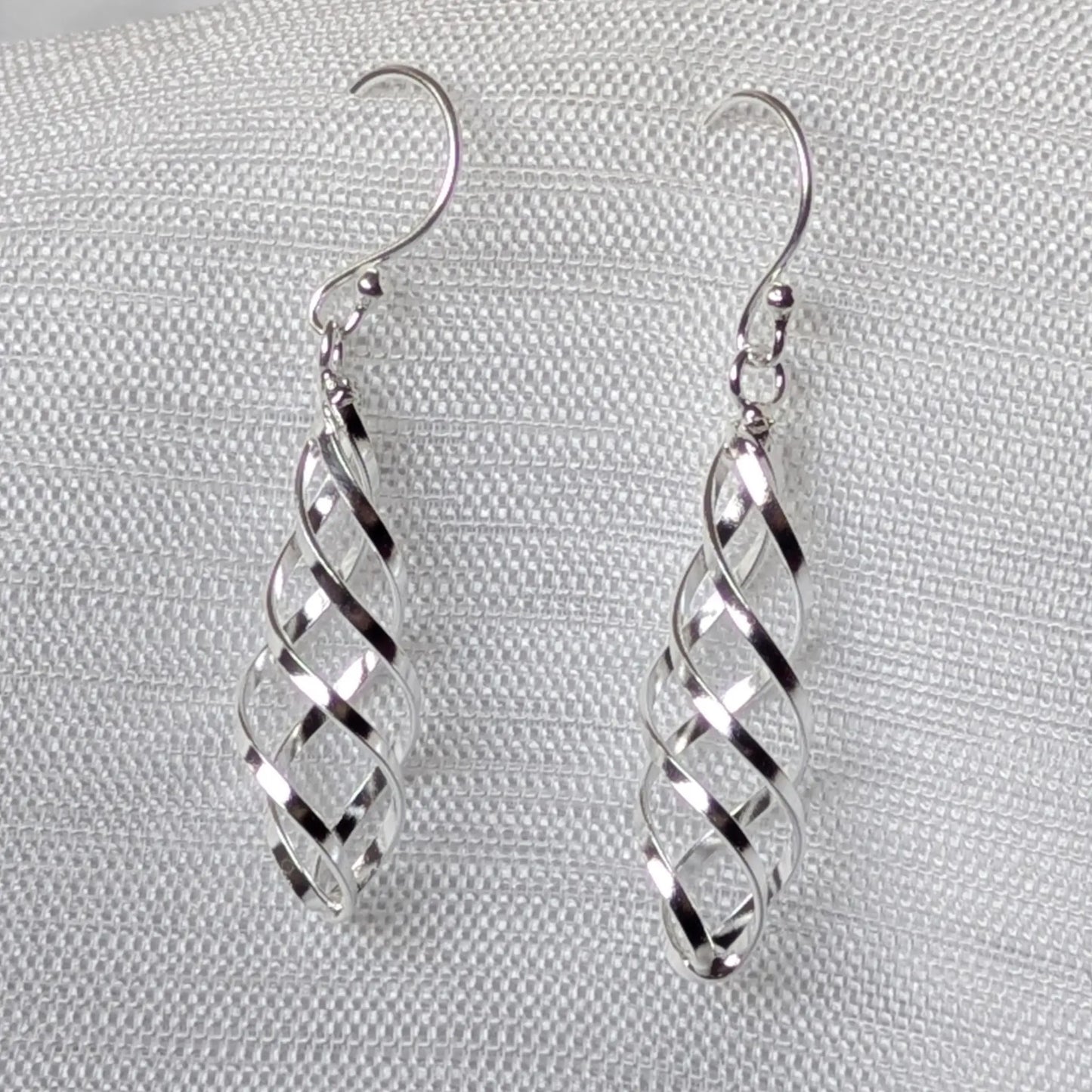 Vorderansicht der gedrehten Silberohrringe aus echtem Sterling Silber