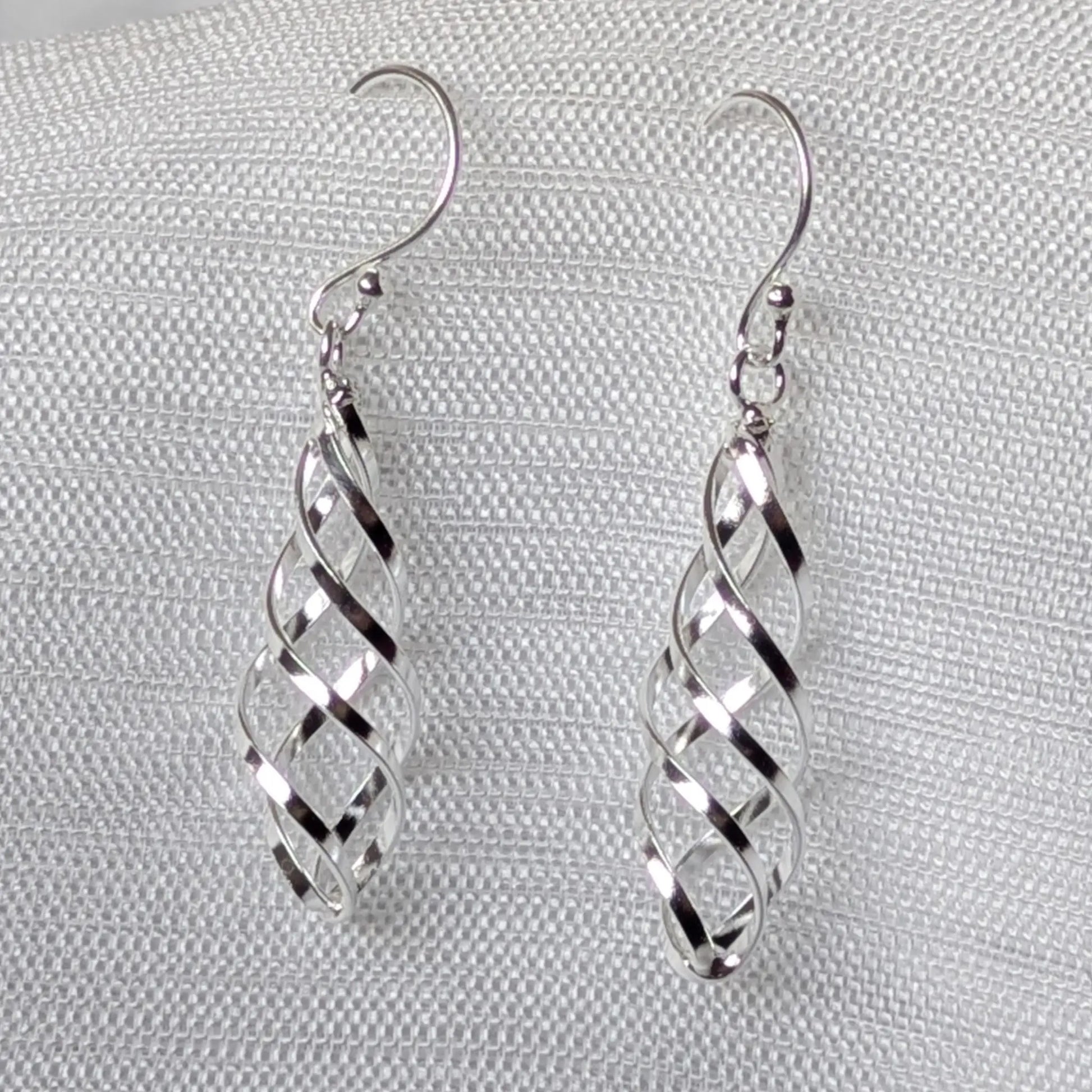 Vorderansicht der gedrehten Silberohrringe aus echtem Sterling Silber