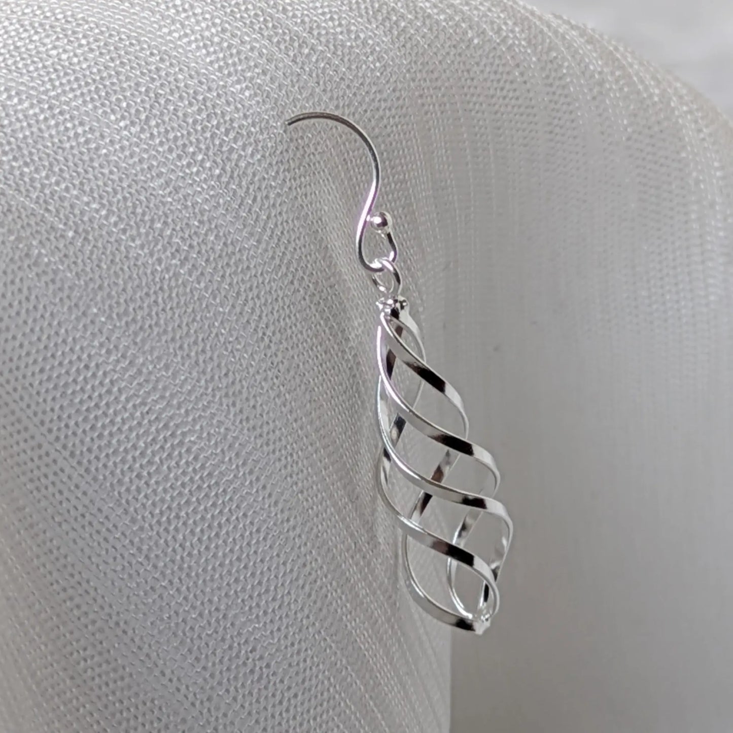 Detailansicht der filigranen Struktur der 925 Silber Spiral-Ohrhänger.