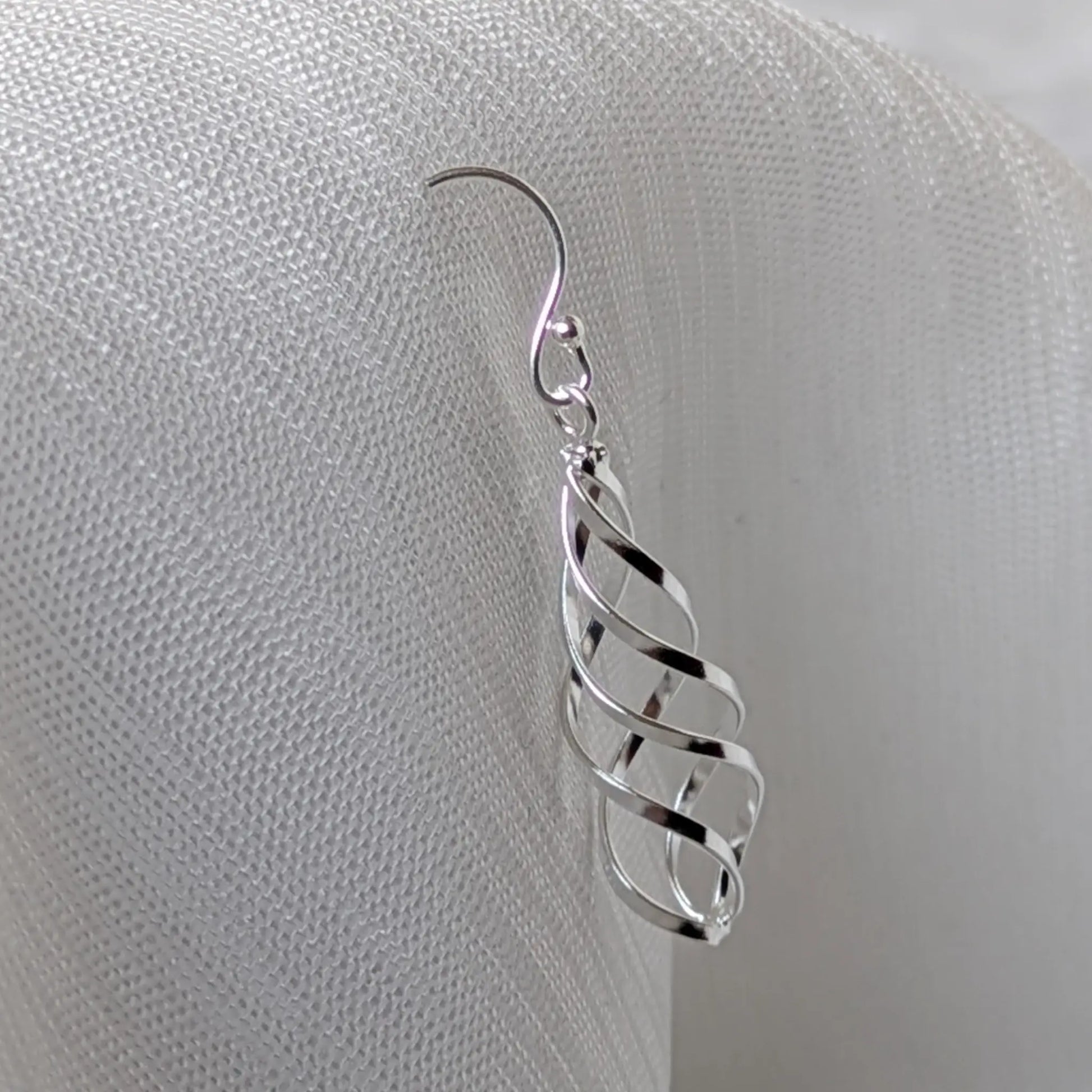 Detailansicht der filigranen Struktur der 925 Silber Spiral-Ohrhänger.