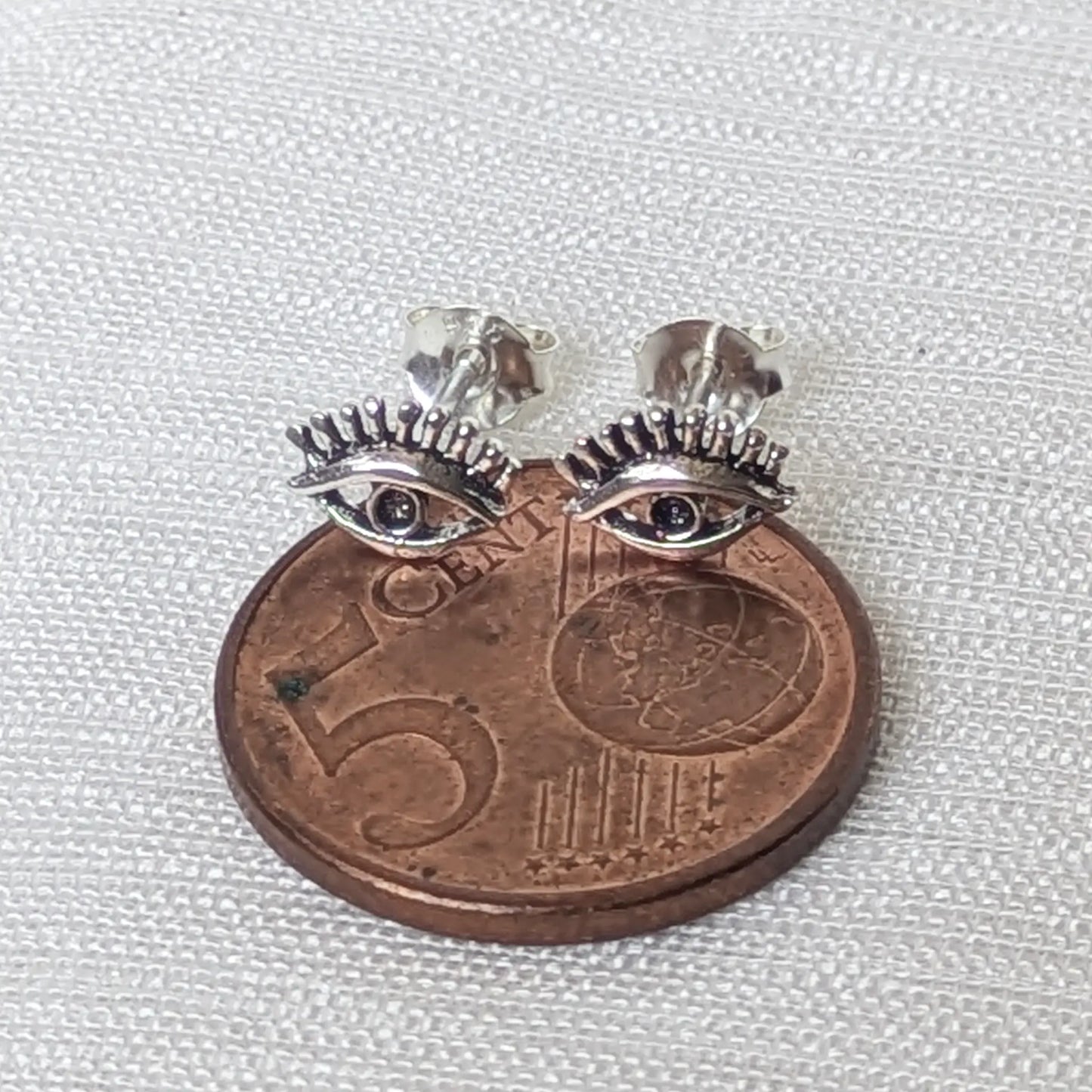 Größenvergleich der filigranen Augen-Ohrringe aus 925 Silber auf einer 5-Cent-Münze