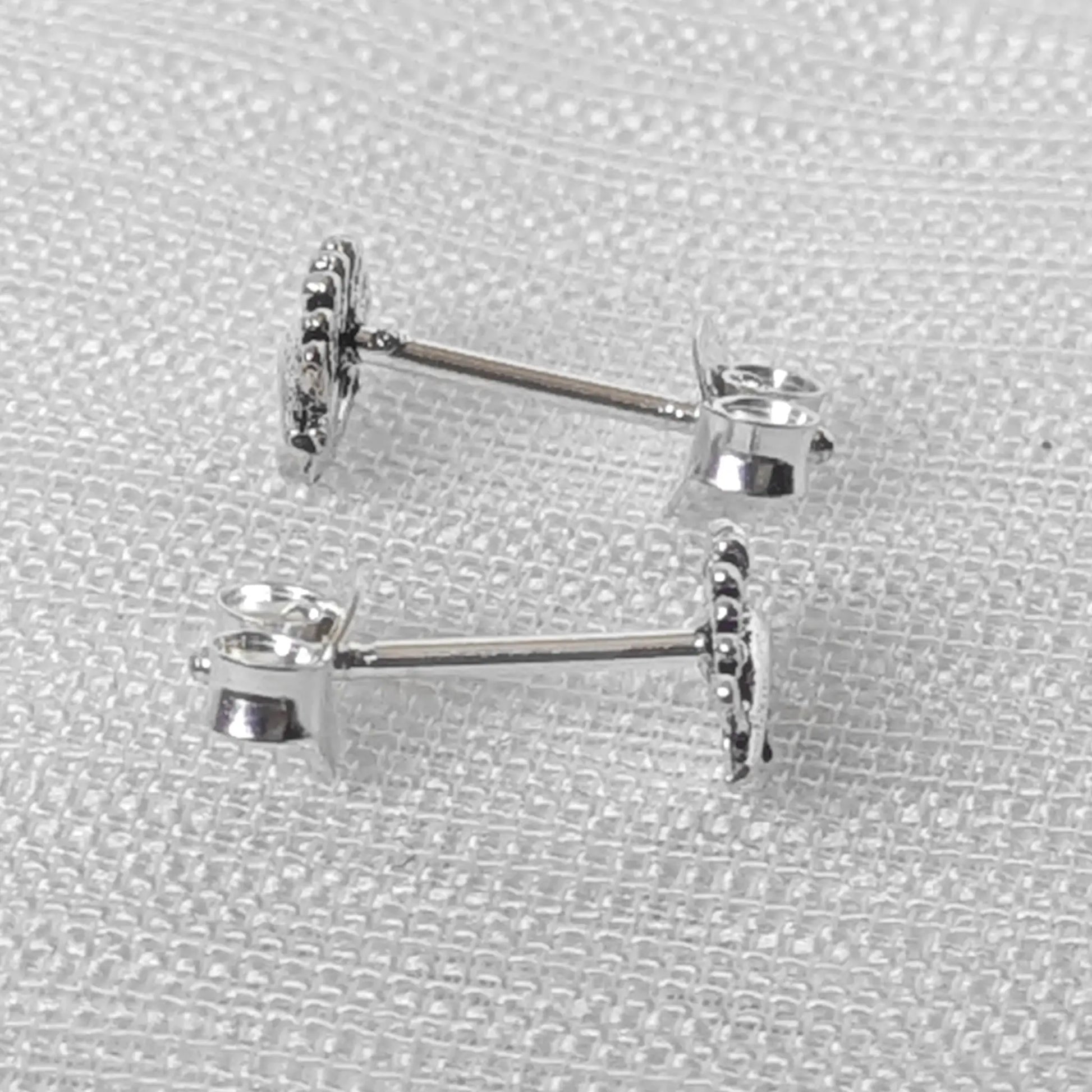 Seitliche Ansicht der Augen-Ohrstecker aus Silber, die das flache, ergonomische Profil zeigt.