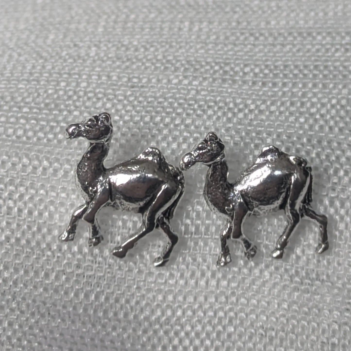 Vorderansicht Kamel Ohrstecker 925 Sterling Silber Nahaufnahme