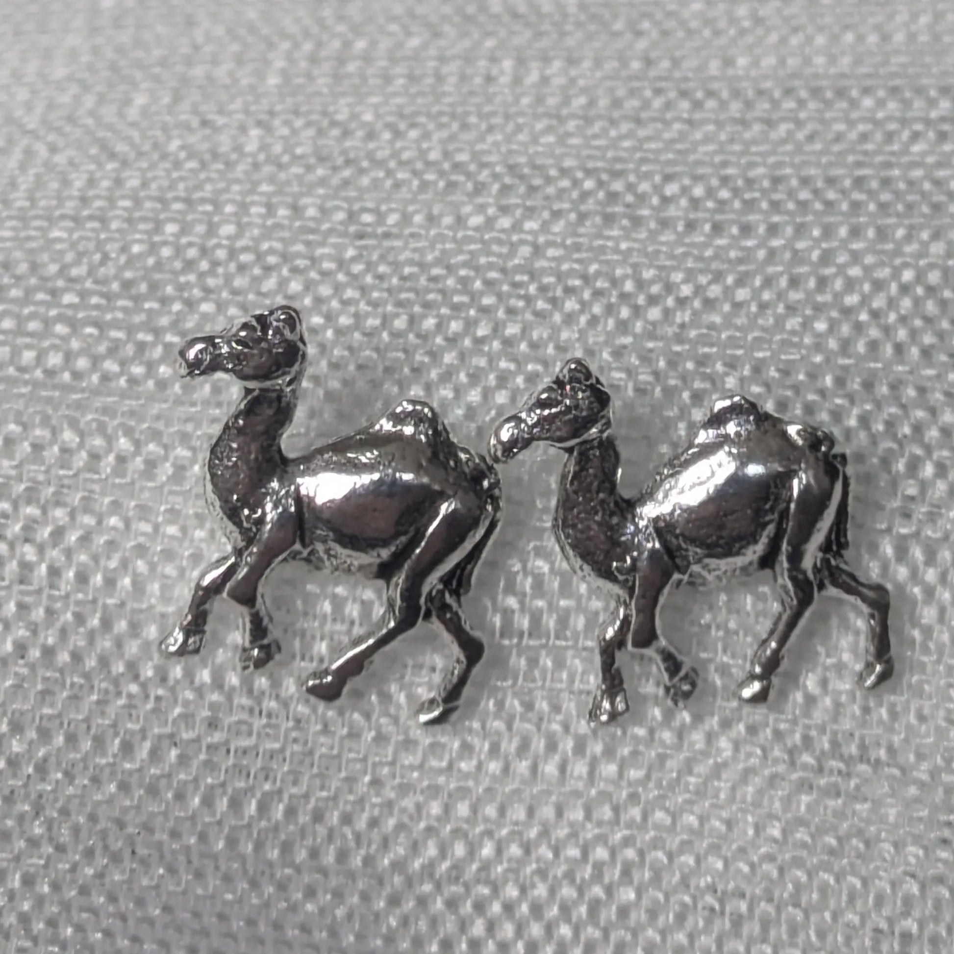Vorderansicht Kamel Ohrstecker 925 Sterling Silber Nahaufnahme