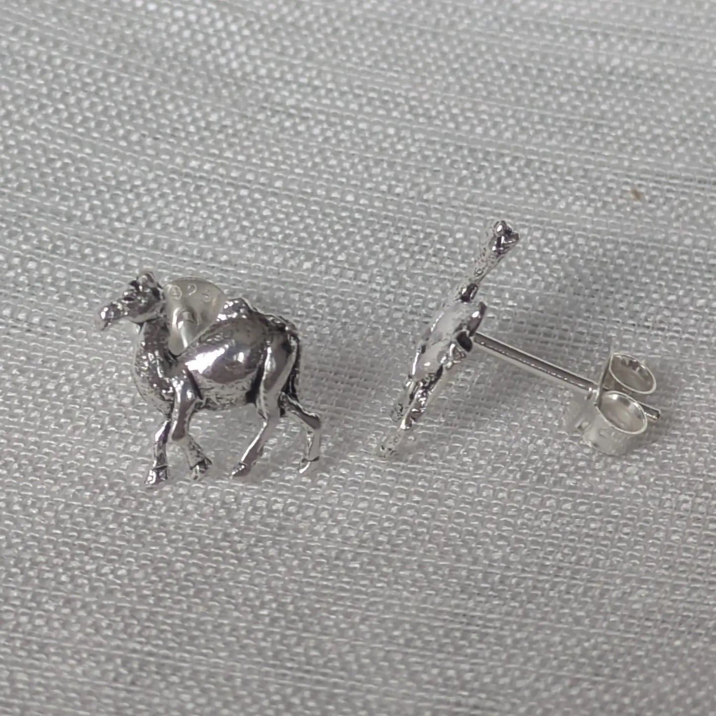 Detailaufnahme Kamel Ohrstecker 925 Silber von der Seite |Hochglanz-Finish"