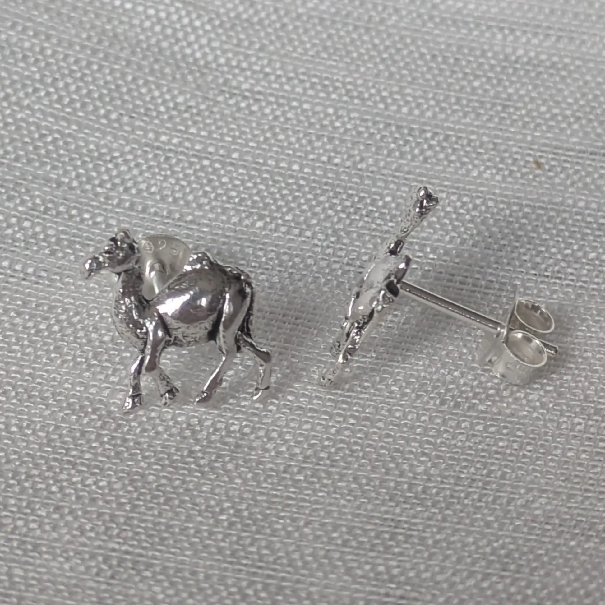 Detailaufnahme Kamel Ohrstecker 925 Silber von der Seite |Hochglanz-Finish"