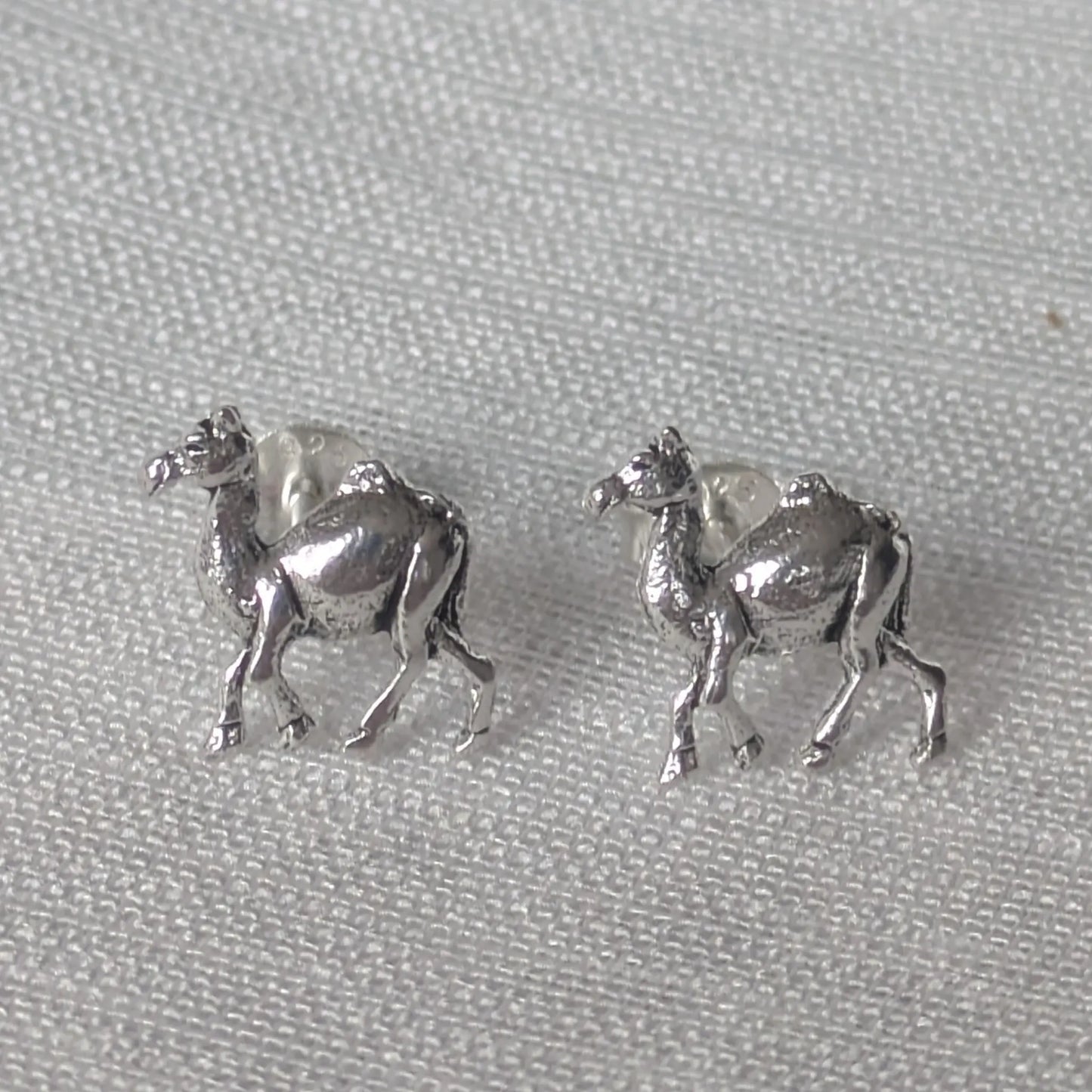 Kamel Ohrstecker aus 925 Sterling Silber Frontansicht