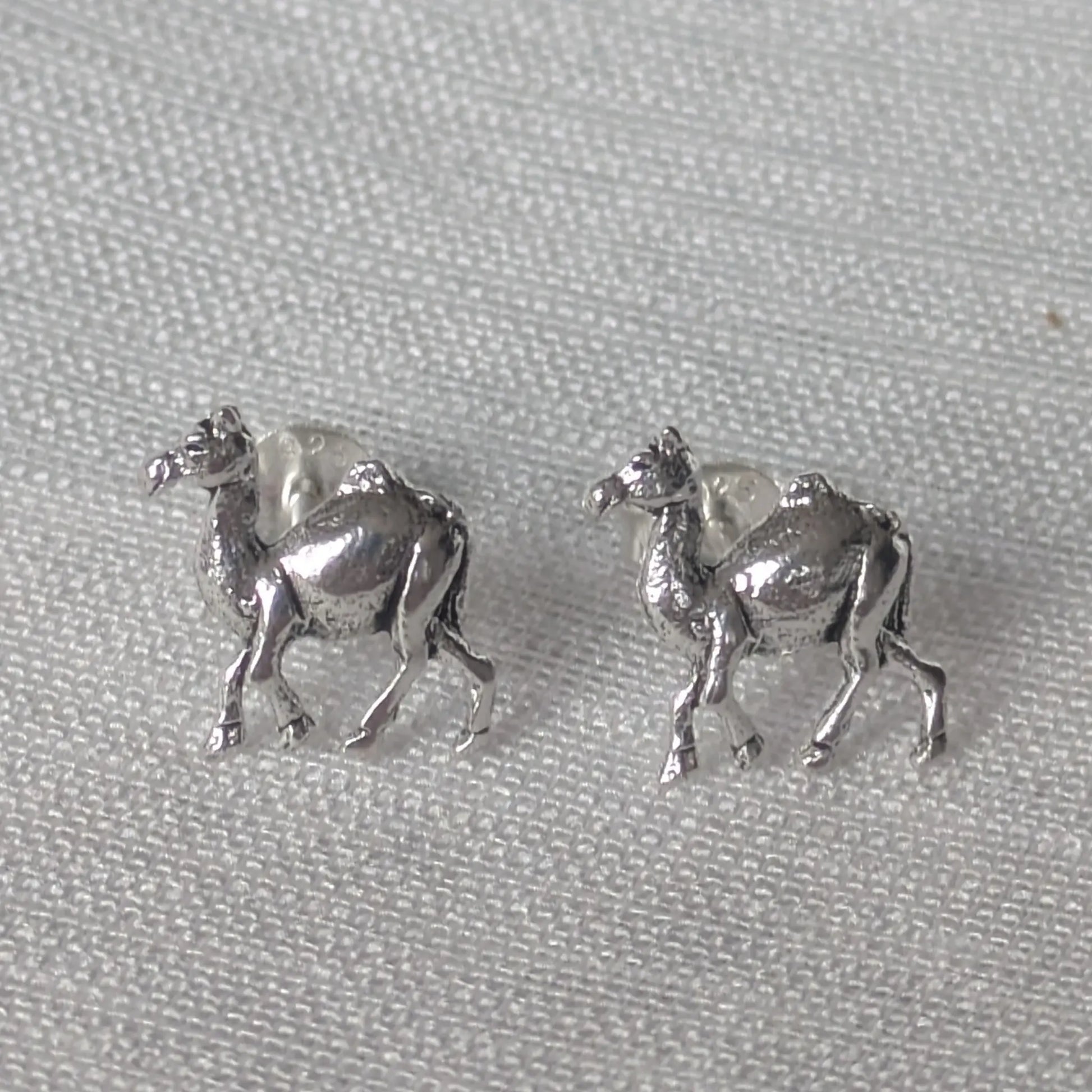 Kamel Ohrstecker aus 925 Sterling Silber Frontansicht