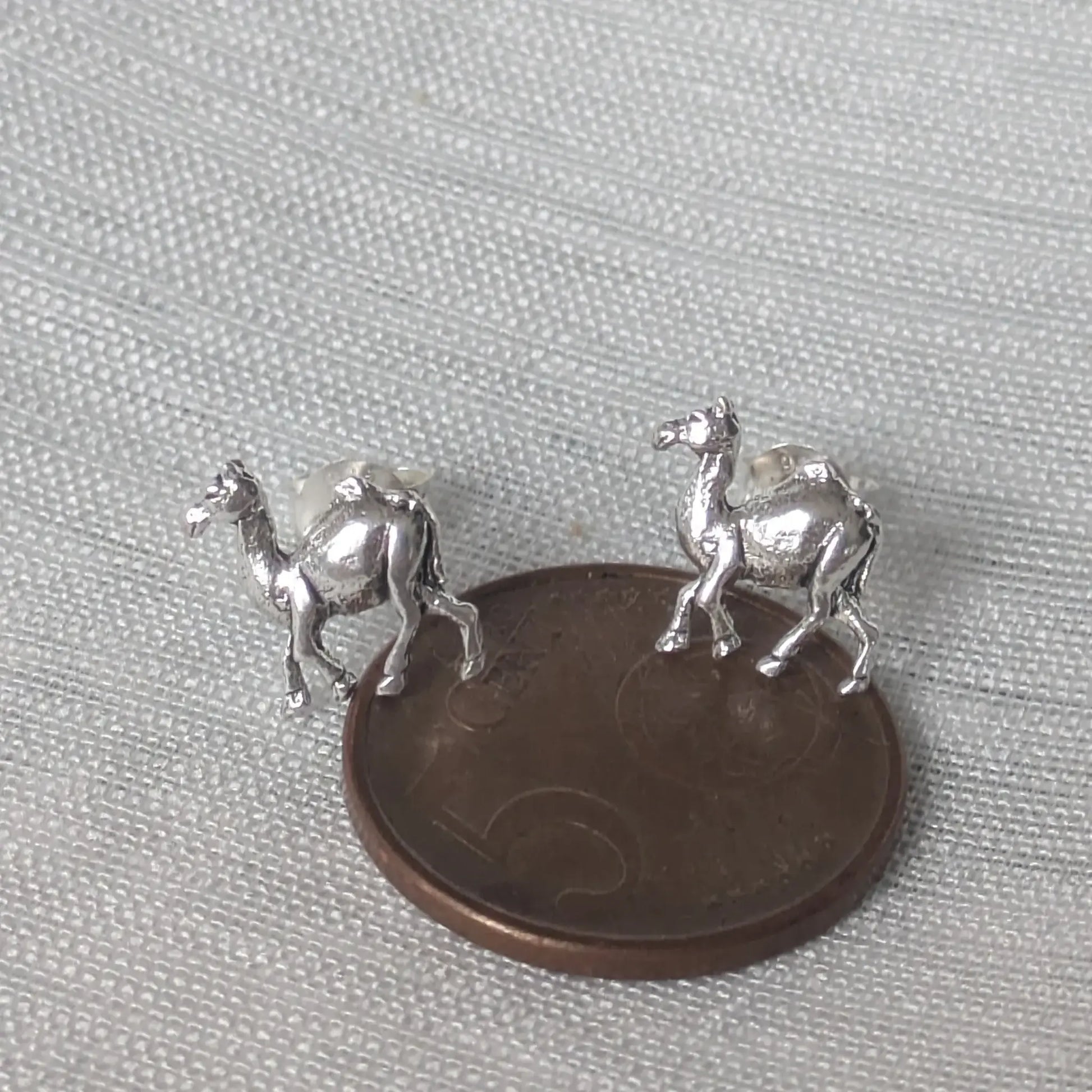 Kamel Ohrstecker auf 5-Cent-Münze mit Größenvergleich  Echtschmuck
