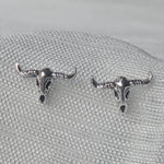 Lade das Bild in den Galerie-Viewer, 925 Silber Longhorn Büffelschädel Ohrstecker – Western Style Ohrringe
