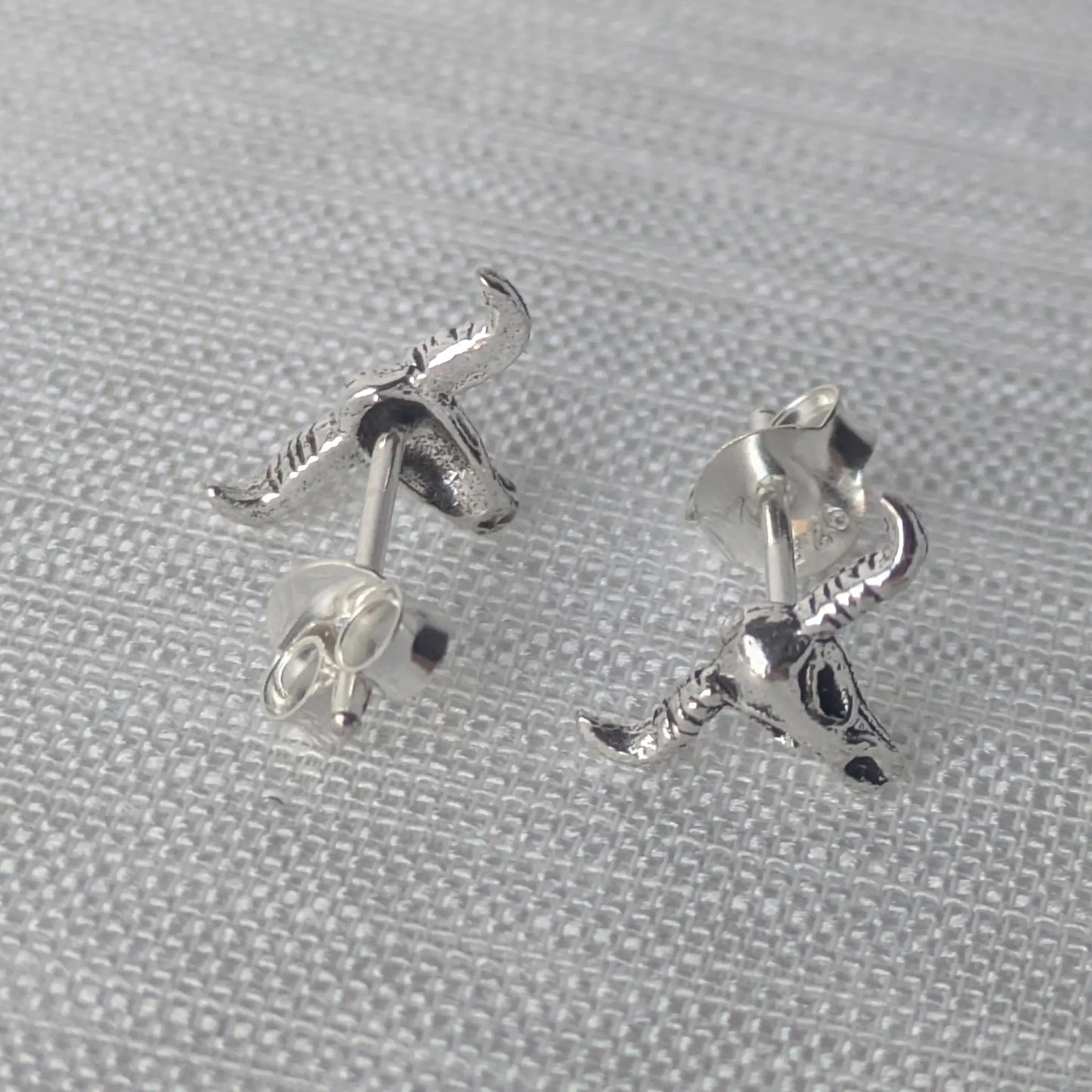 Rückansicht der Western-Style Ohrstecker mit Fokus auf den hochwertigen Butterfly-Verschluss.