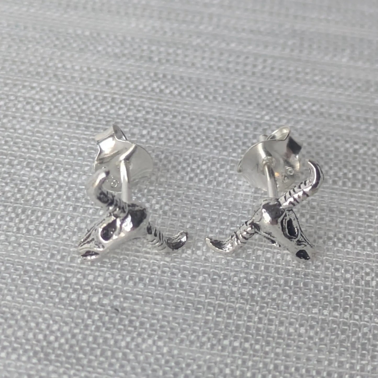 925 Silber Longhorn Büffelschädel Ohrstecker – Western Style Ohrringe