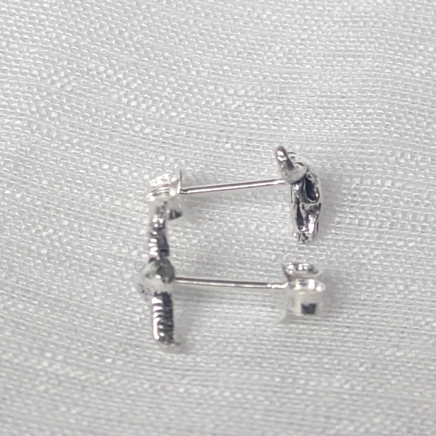Seitansicht Büffelschädel-Ohrsteckern aus 925 Sterling Silber