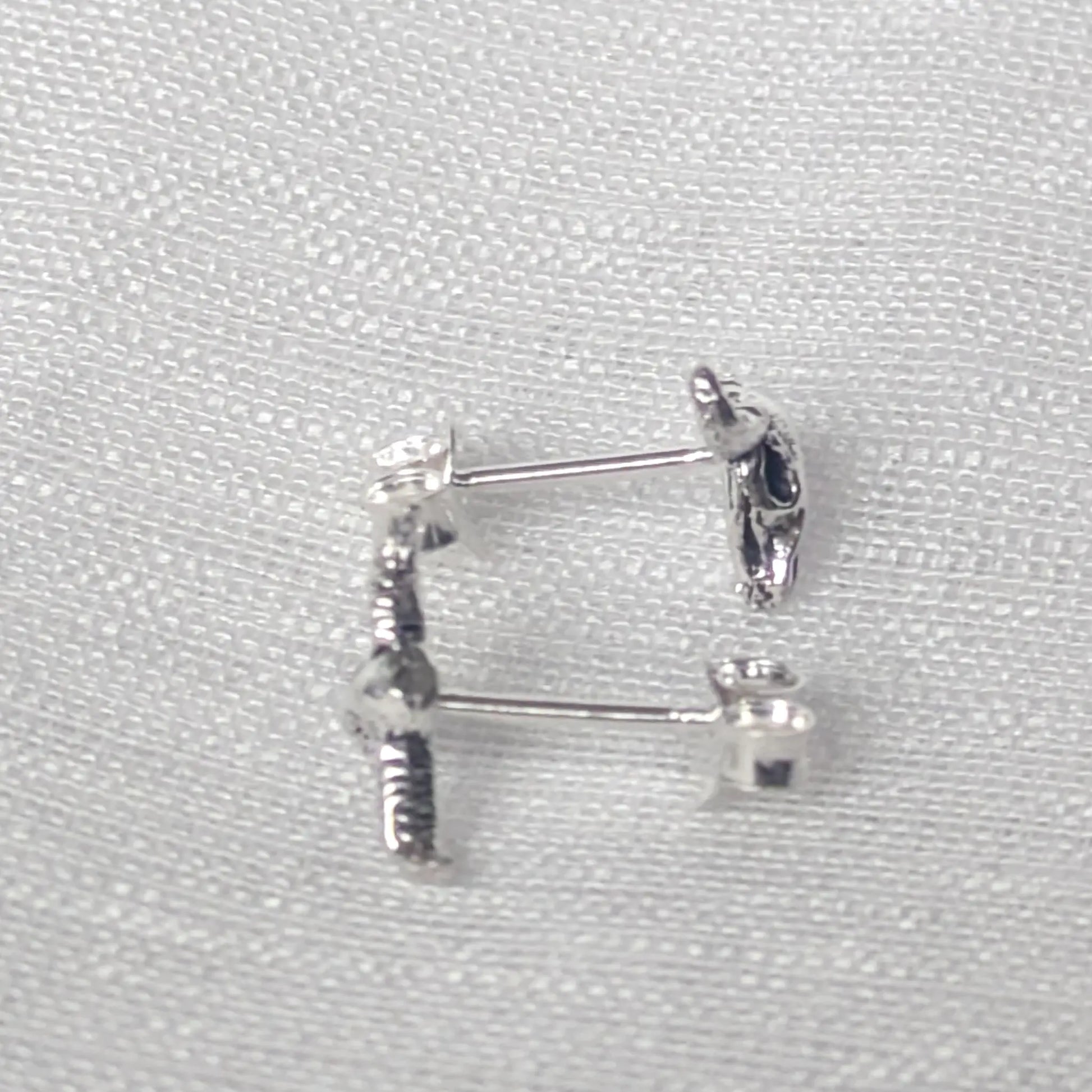 Seitansicht Büffelschädel-Ohrsteckern aus 925 Sterling Silber