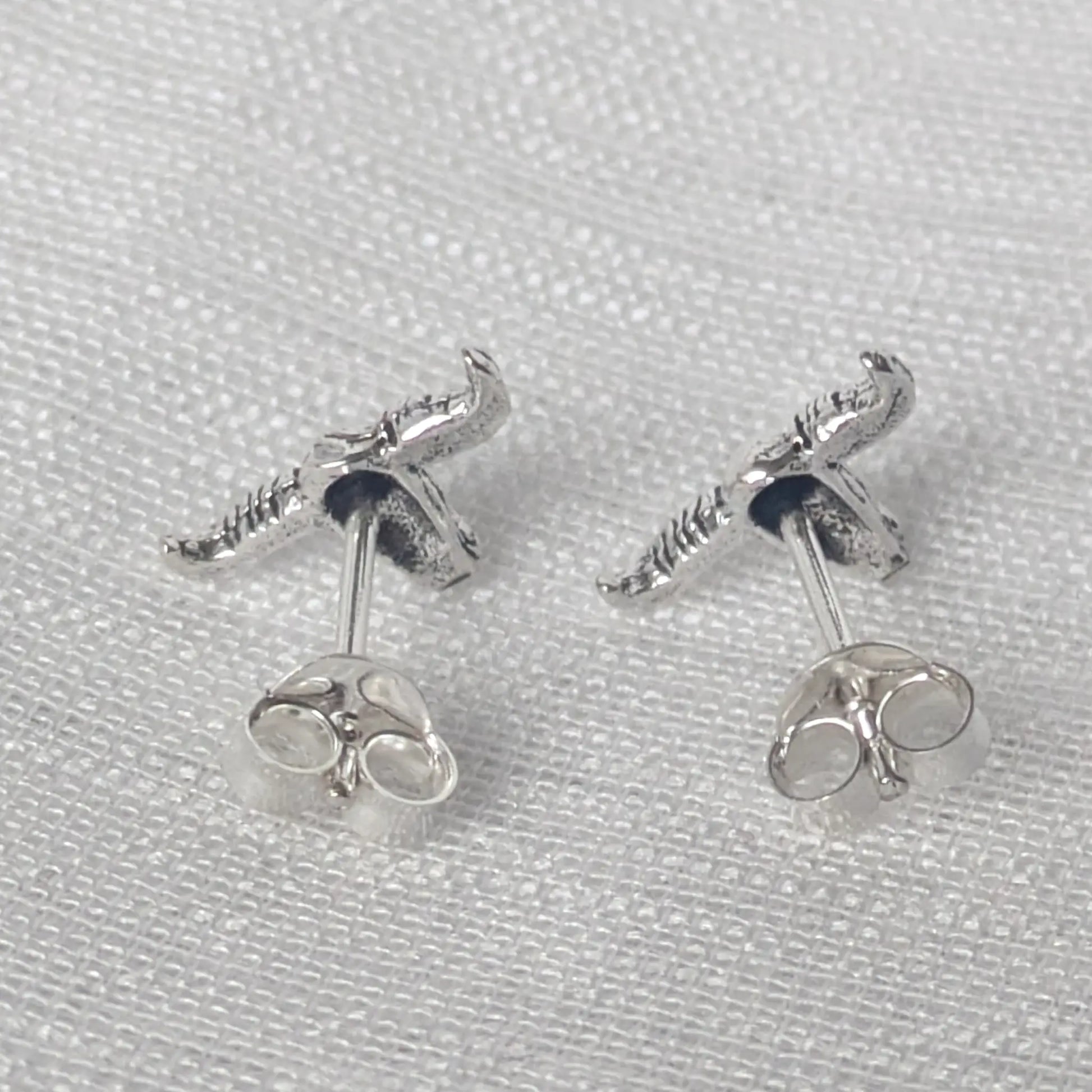 Rückansicht Büffelschädel-Ohrsteckern aus 925 Sterling Silber