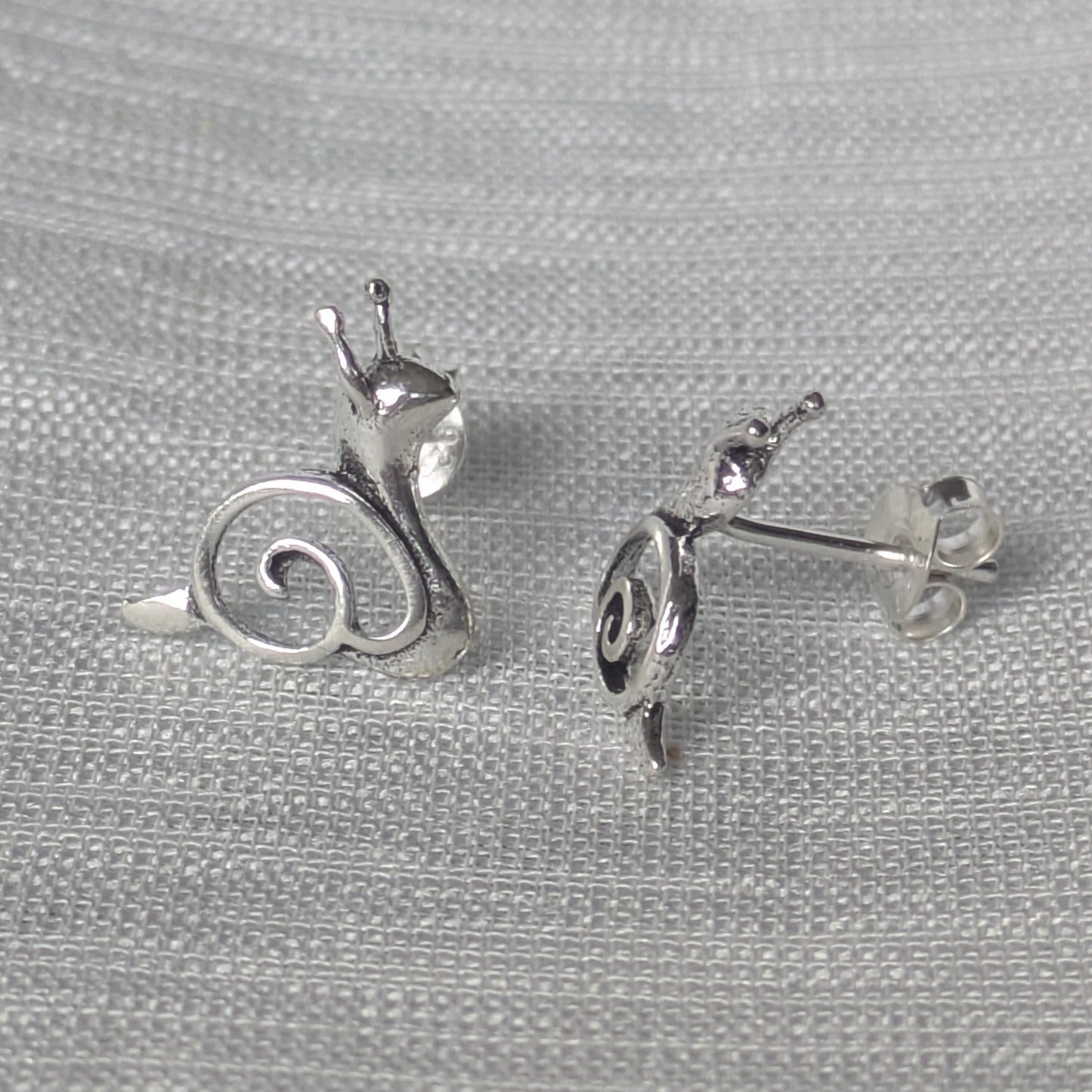 Detailaufnahme Schnecken Ohrstecker 925 Silber von der Seite | Hochglanz-Finish