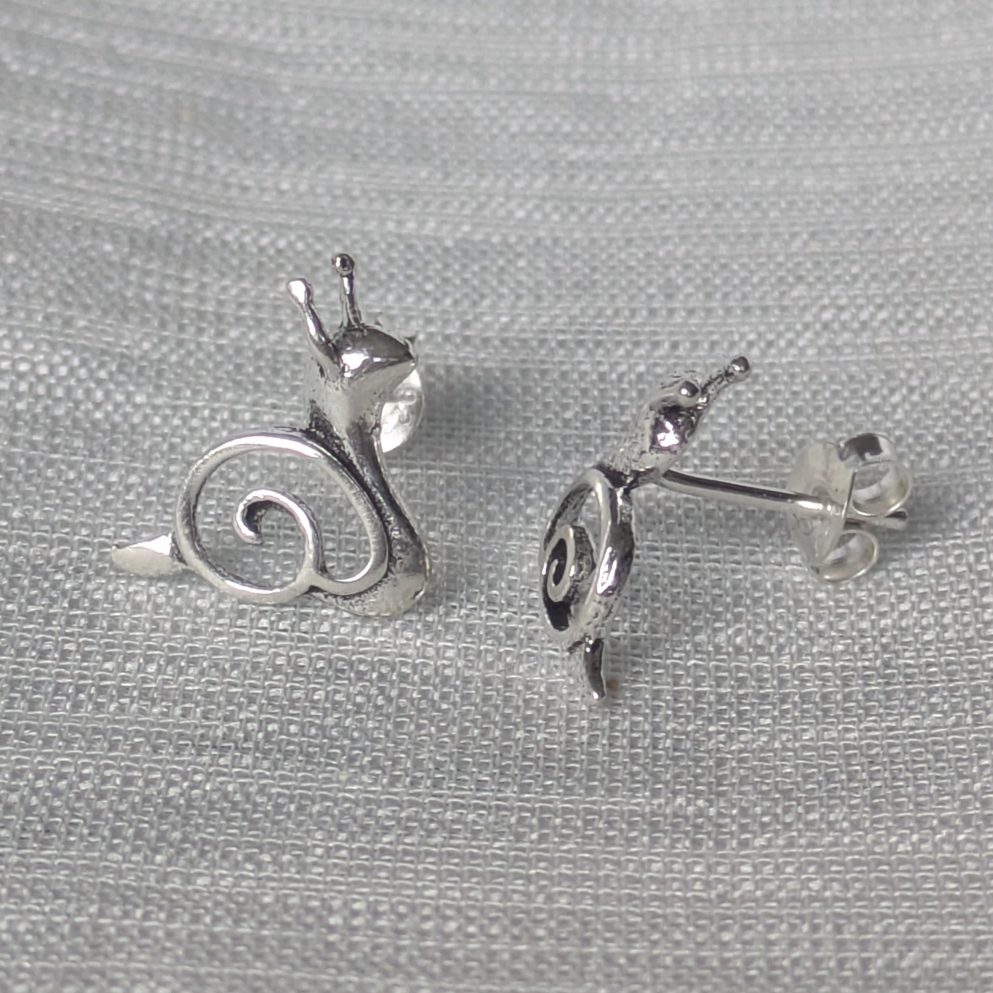 Detailaufnahme Schnecken Ohrstecker 925 Silber von der Seite | Hochglanz-Finish