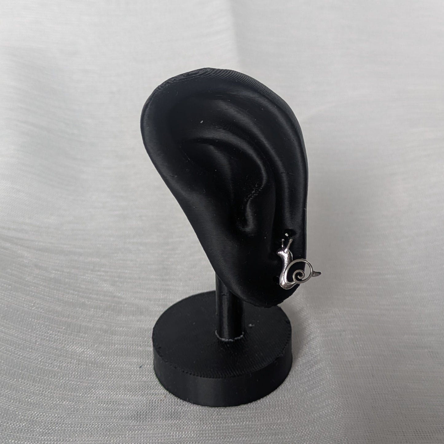 Schnecken Ohrstecker am Ohr-Display | Größenvergleich
