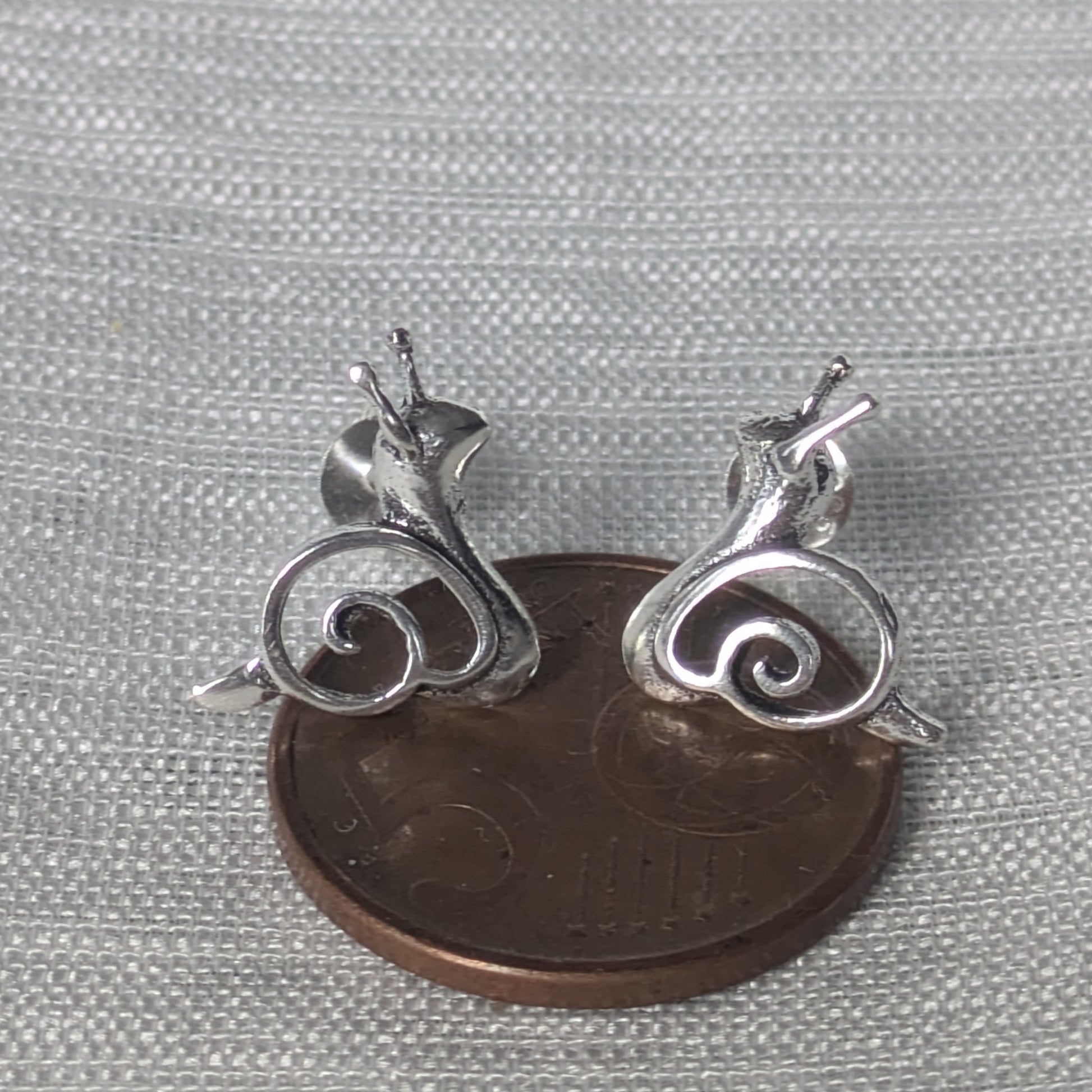 Schnecken Ohrstecker auf 5-Cent-Münze | Größenvergleich | Echtschmuck