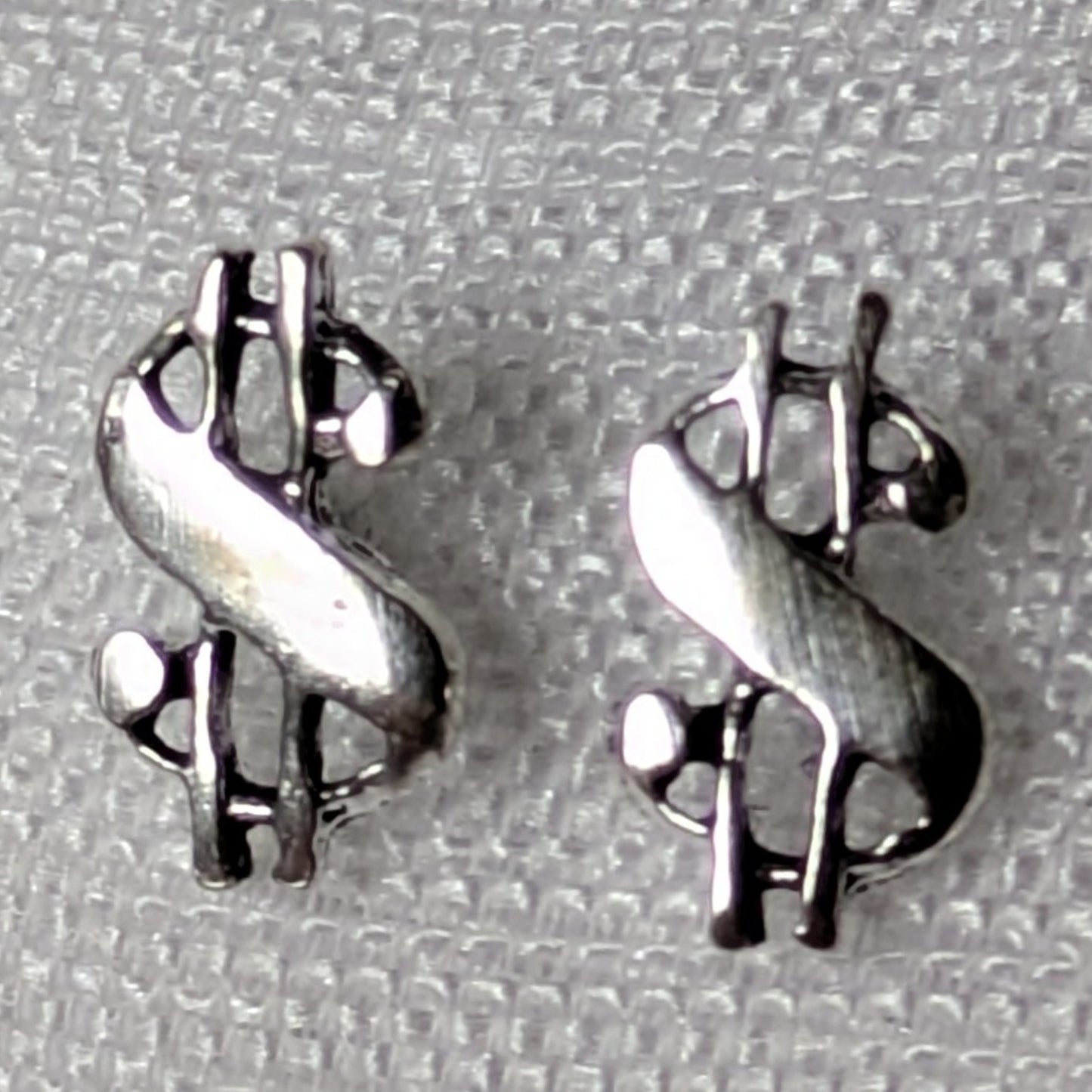 Detailansicht Dollar-Ohrstecker aus glänzendem 925 Sterling Silber.