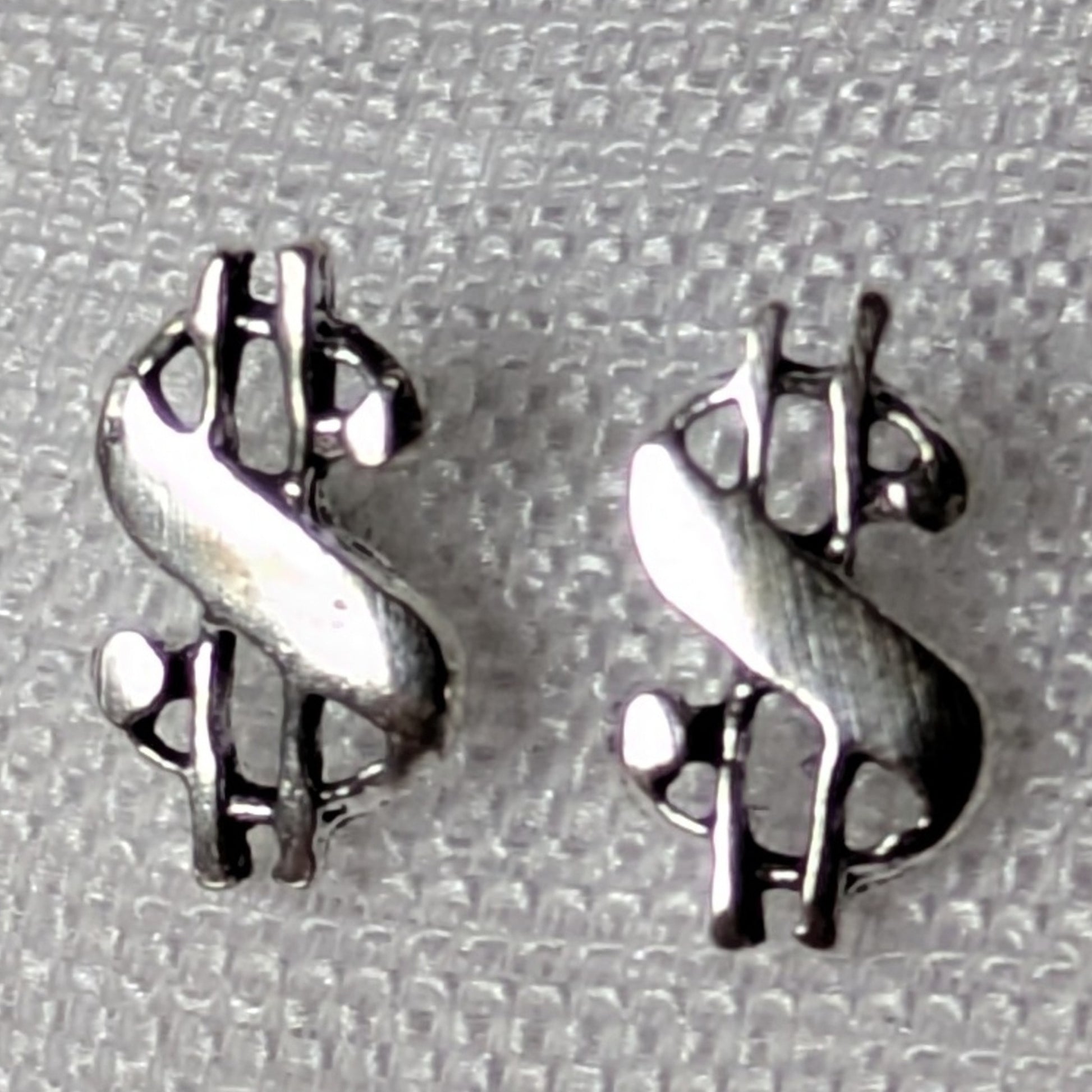 Detailansicht Dollar-Ohrstecker aus glänzendem 925 Sterling Silber.