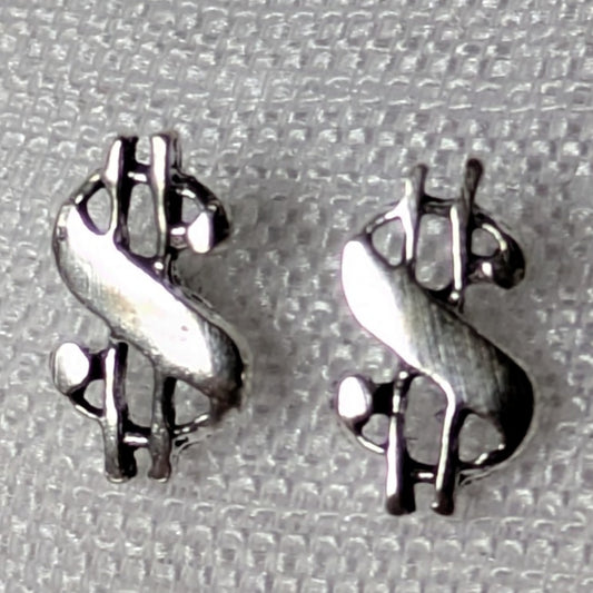 Detailansicht Dollar-Ohrstecker aus glänzendem 925 Sterling Silber.