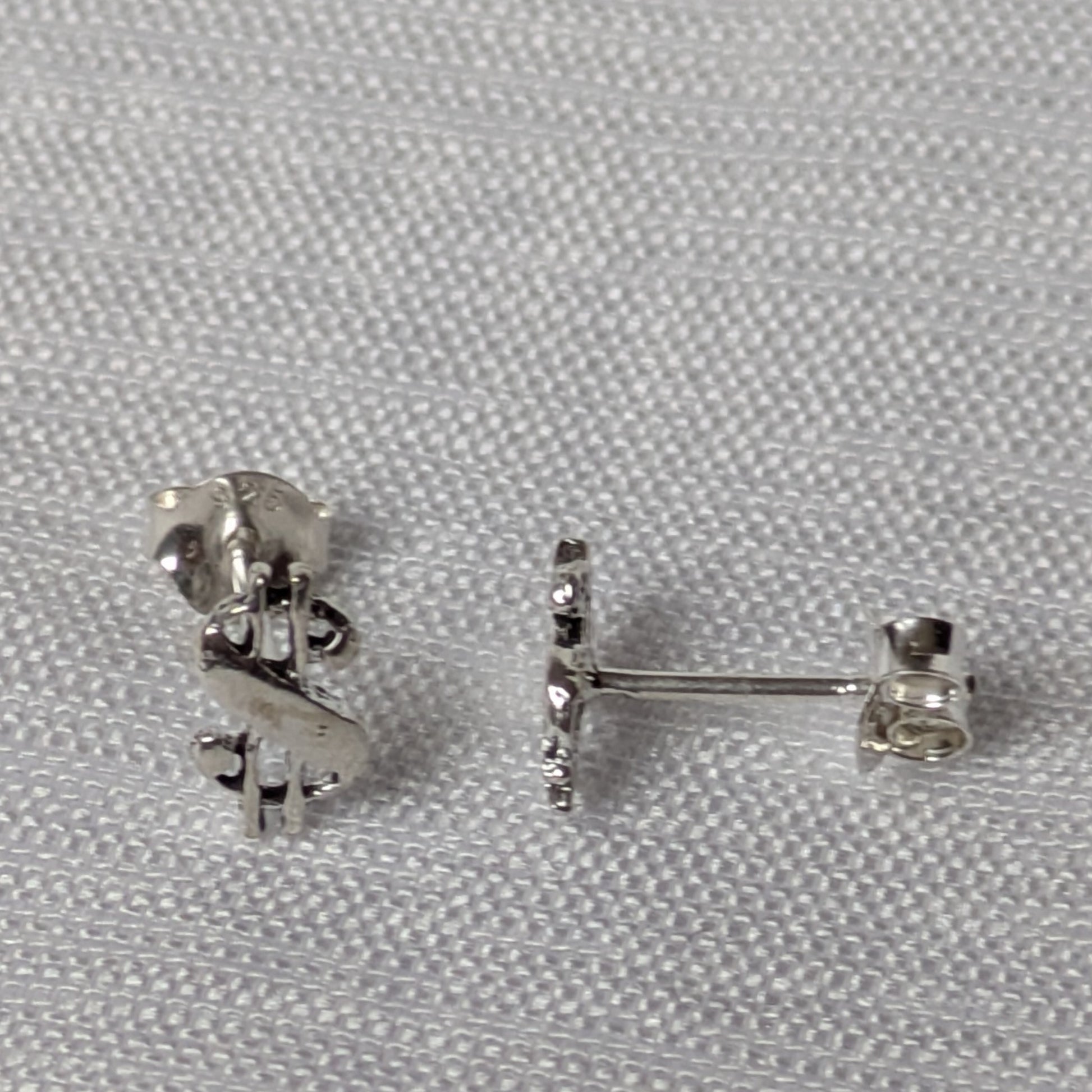 Seitliche Perspektive der Dollar-Ohrstecker aus echtem Silber.