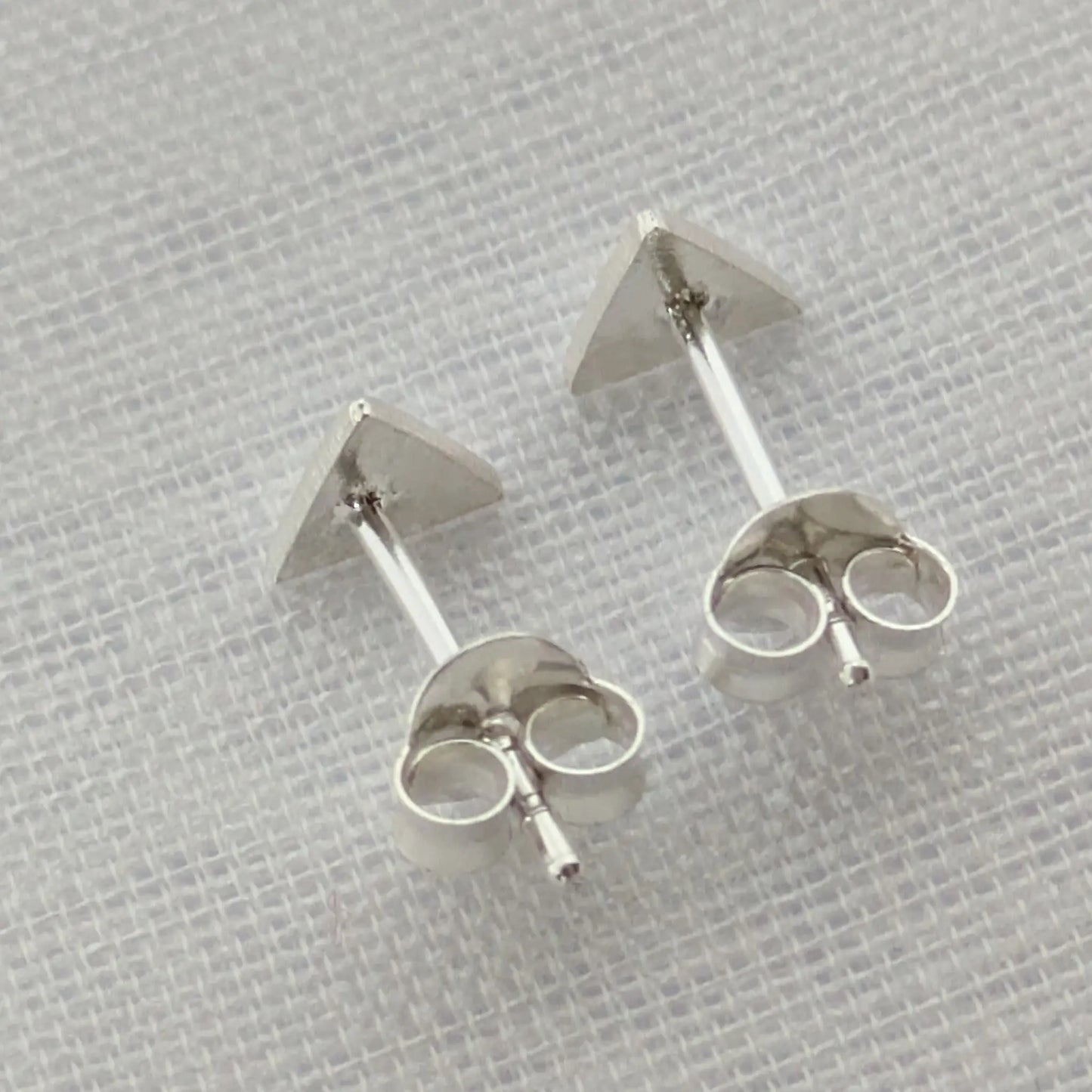 Rückseite Silber-Ohrstecker Dreieck mit Ohrmutter Verschluss